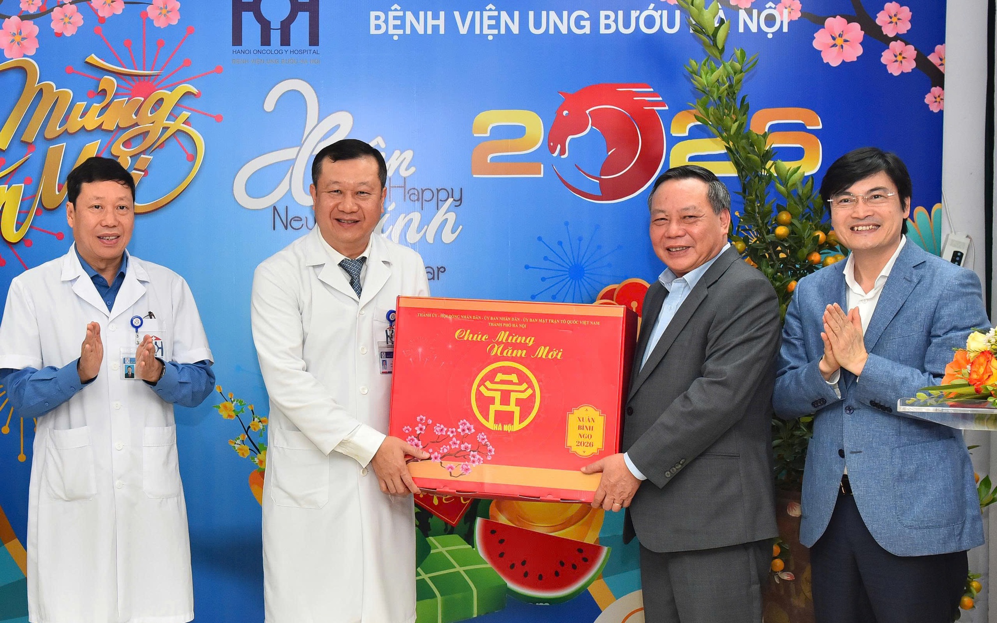 Phó Bí thư Thường trực Thành ủy Hà Nội Nguyễn Văn Phong tặng quà Bệnh viện Ung Bướu Hà Nội