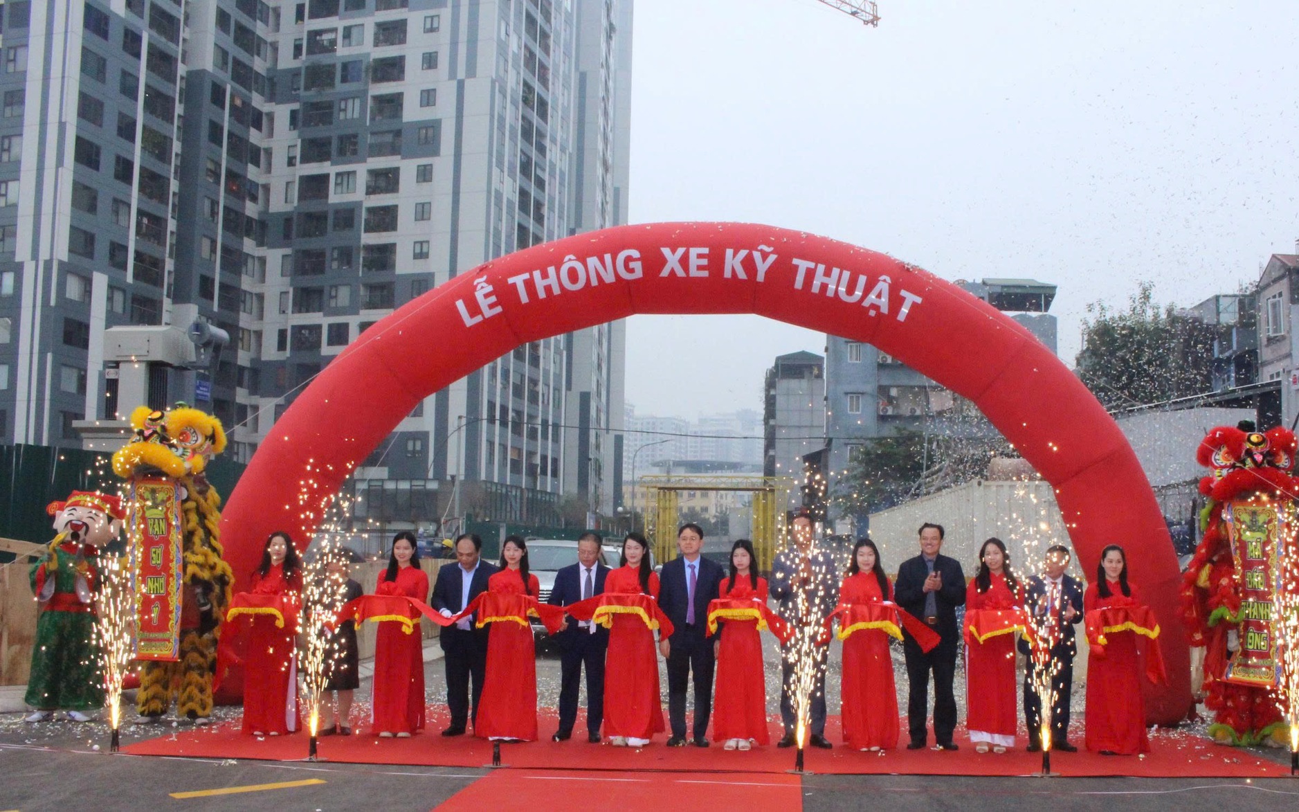 Các đại biểu cắt băng khánh thành Dự án