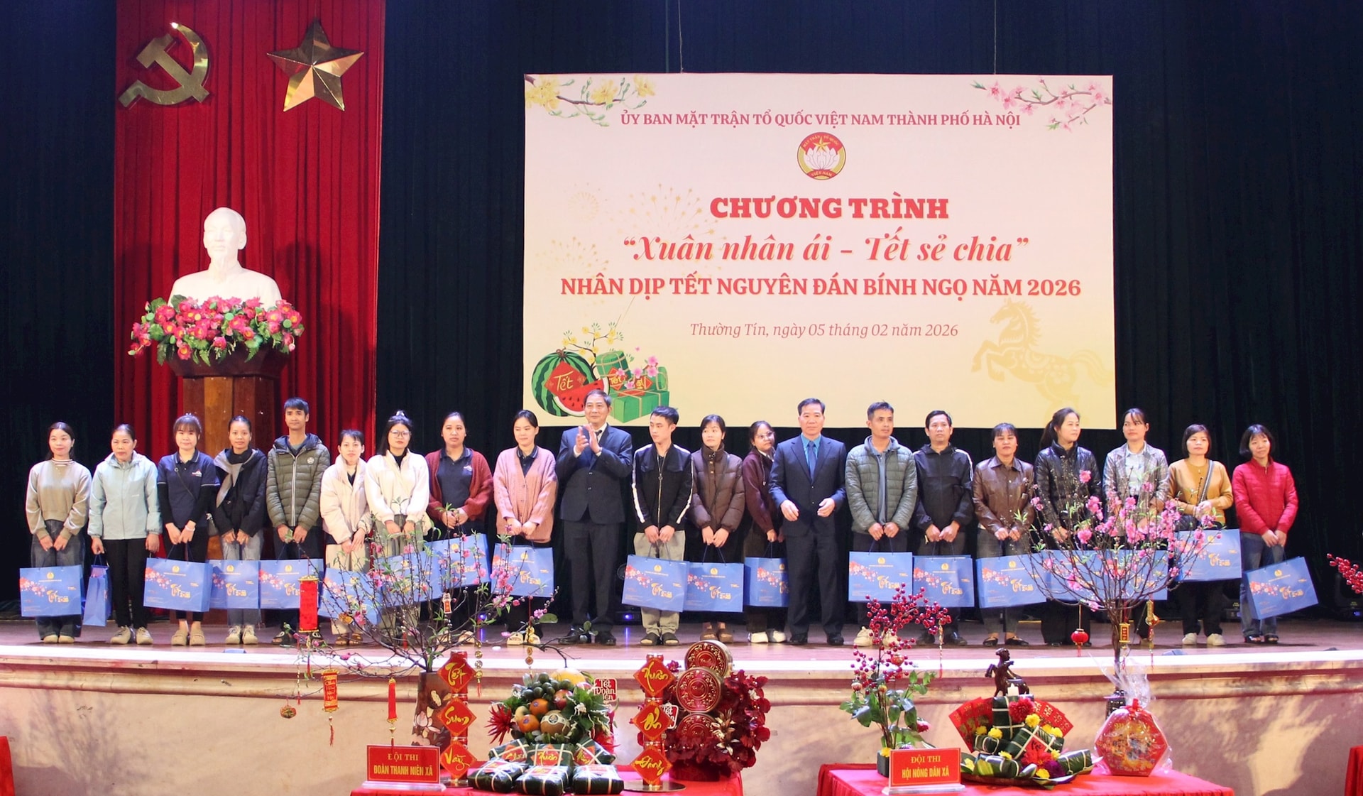 Lãnh đạo Ủy ban MTTQ Việt Nam thành phố Hà Nội trao quà Tết cho người khó khăn xã Thường Tín- Ảnh 3.