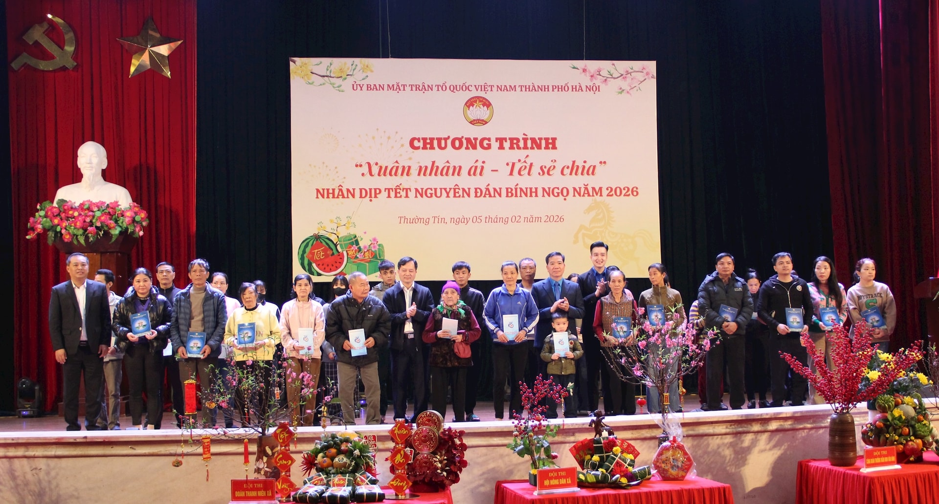 Lãnh đạo Ủy ban MTTQ Việt Nam thành phố Hà Nội trao quà Tết cho người khó khăn xã Thường Tín- Ảnh 2.