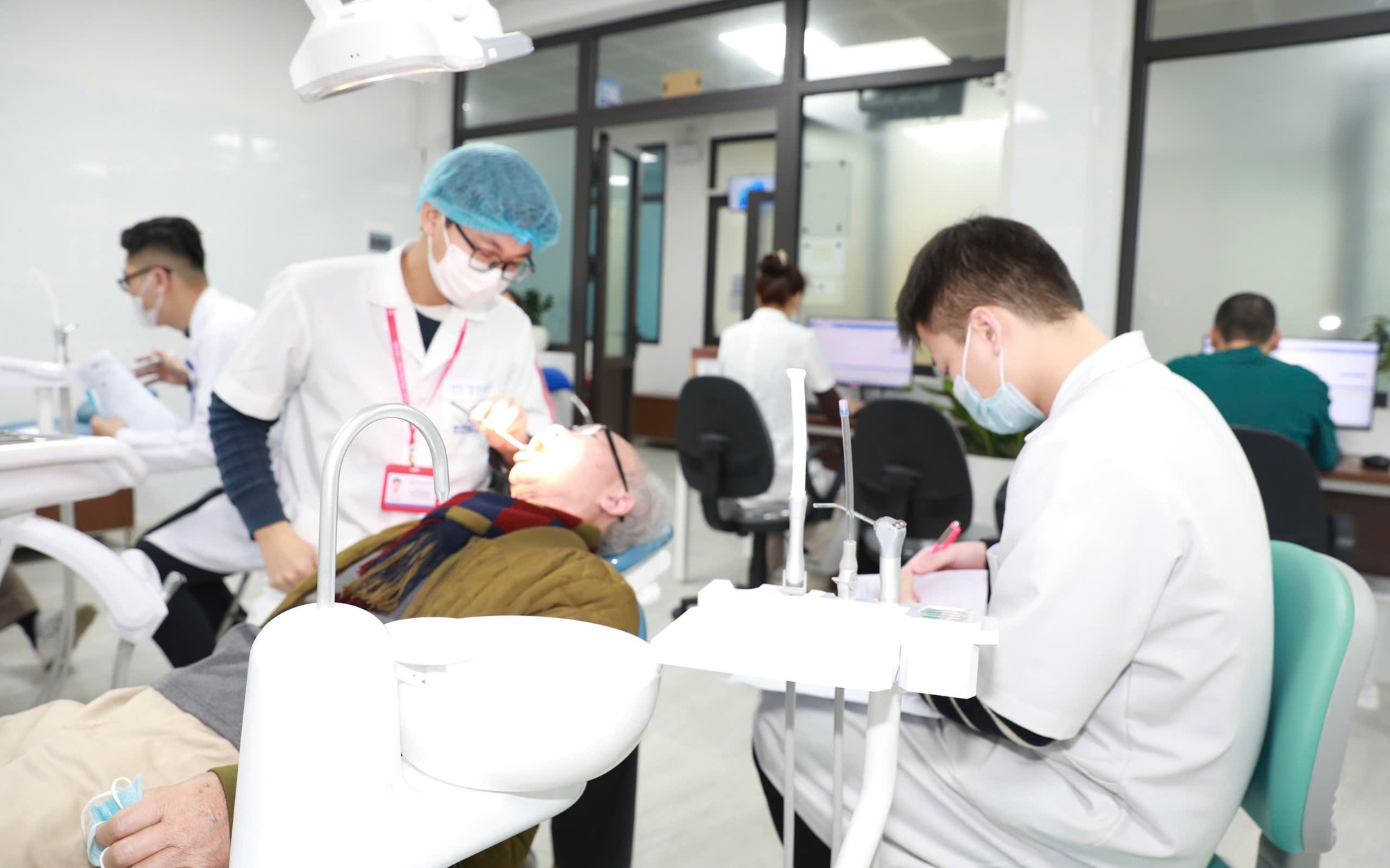 Các bác sĩ đang khám răng cho người cao tuổi