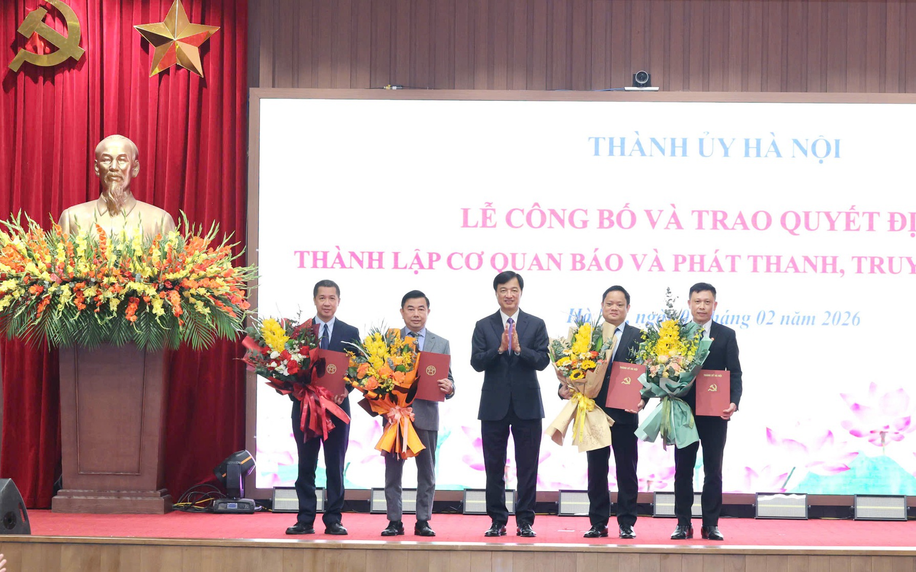 Bí thư Thành ủy Hà Nội Nguyễn Duy Ngọc trao các quyết định công tác cán bộ