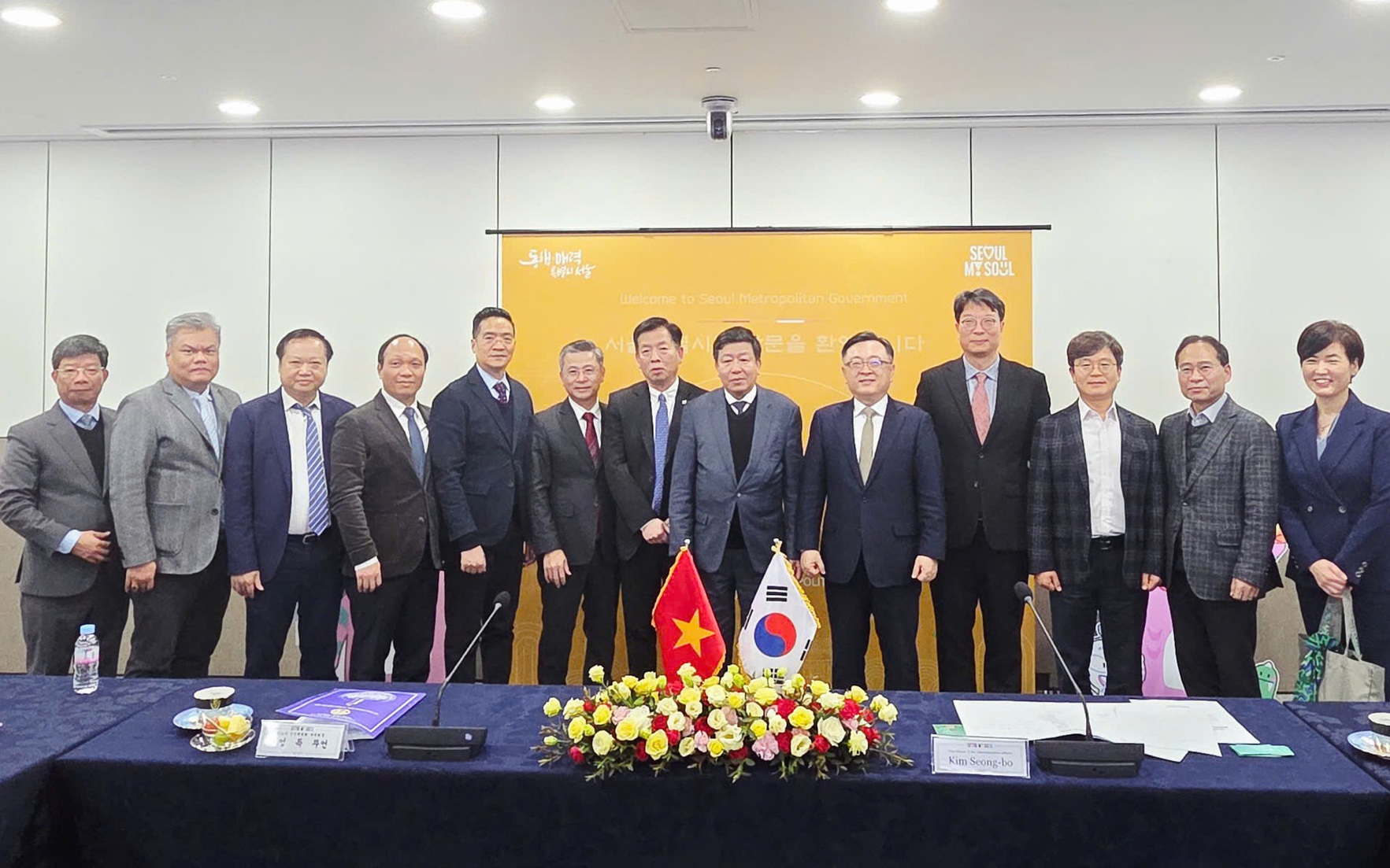 Đoàn công tác UBND Thành phố Hà Nội chụp ảnh lưu niệm tại buổi tiếp và làm việc