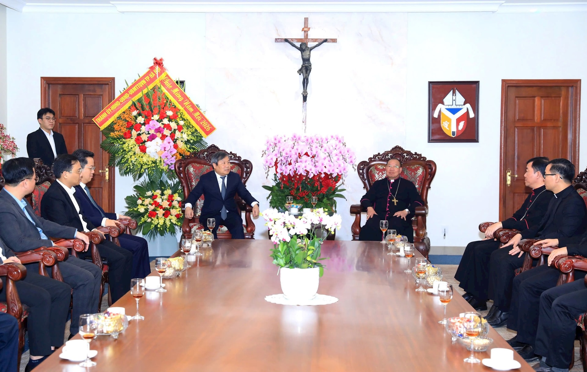 Chủ tịch UBND Thành phố Vũ Đại Thắng thăm, chúc Tết Tòa Tổng Giám mục Hà Nội- Ảnh 1.