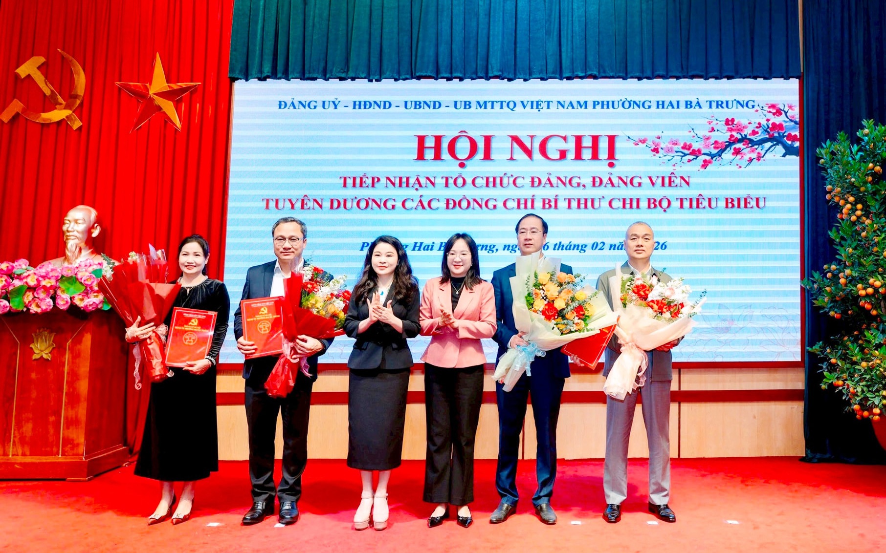 Lãnh đạo Đảng ủy phường Hai Bà Trưng trao quyết định tiếp nhận các tổ chức Đảng