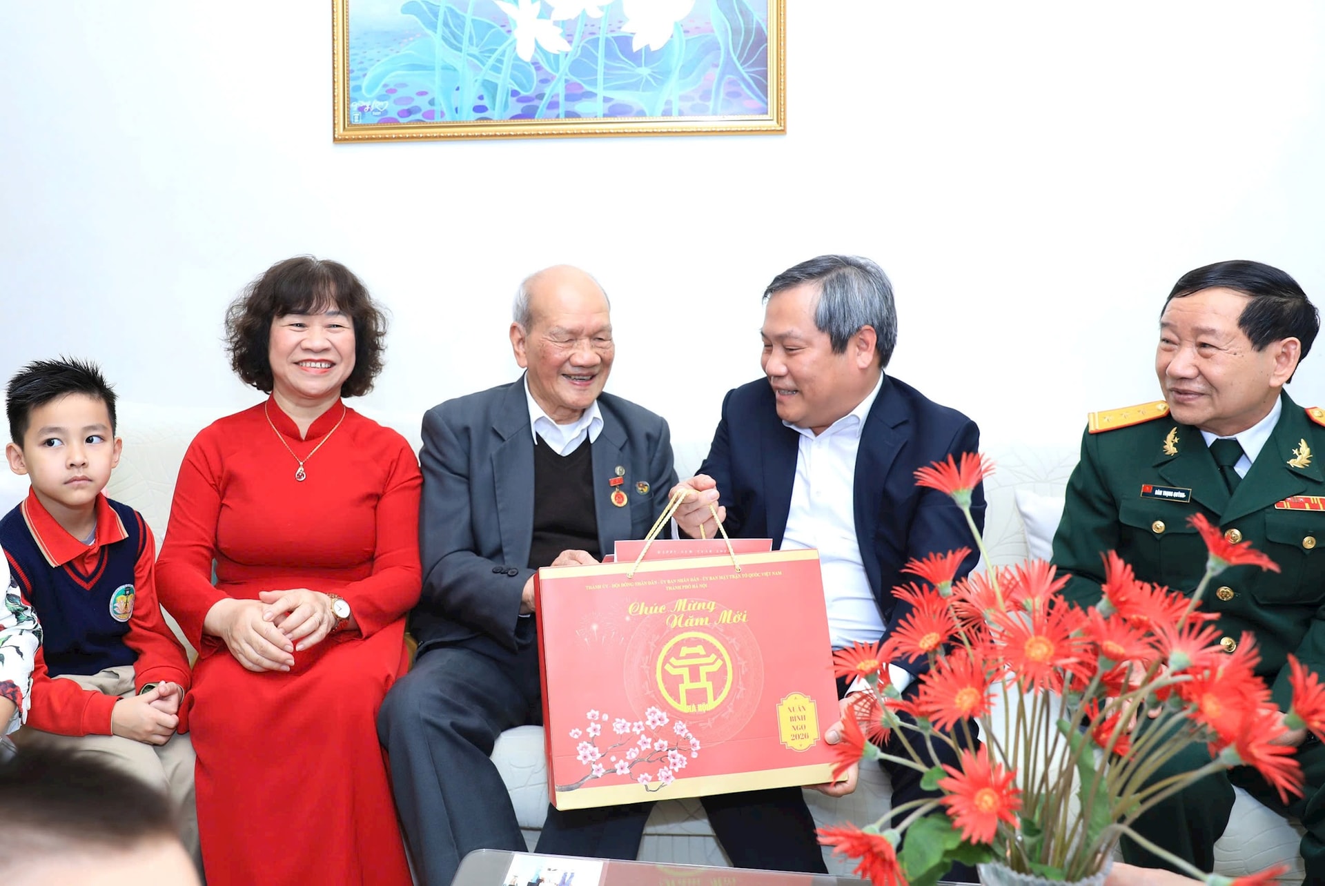 Chủ tịch UBND Thành phố Vũ Đại Thắng thăm, chúc Tết  tri ân người có công tại phường Ba Đình- Ảnh 1.