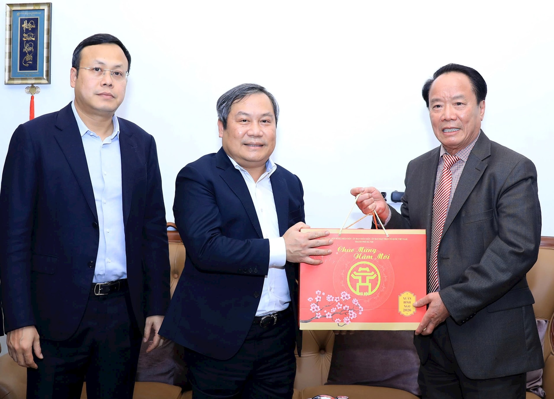 Chủ tịch UBND Thành phố Vũ Đại Thắng thăm, chúc Tết  tri ân người có công tại phường Ba Đình- Ảnh 2.