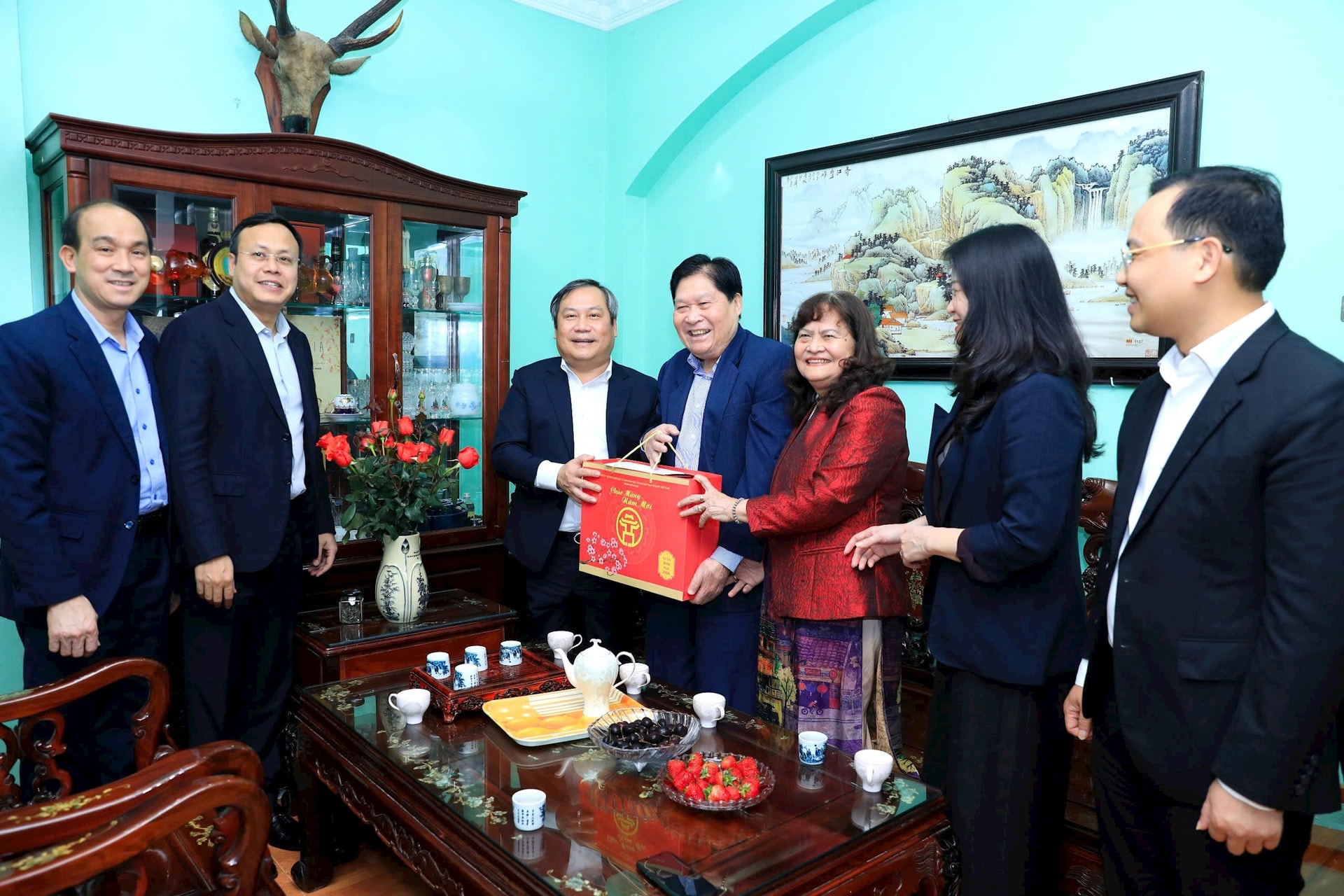 Chủ tịch UBND Thành phố Vũ Đại Thắng thăm, chúc Tết  tri ân người có công tại phường Ba Đình- Ảnh 3.