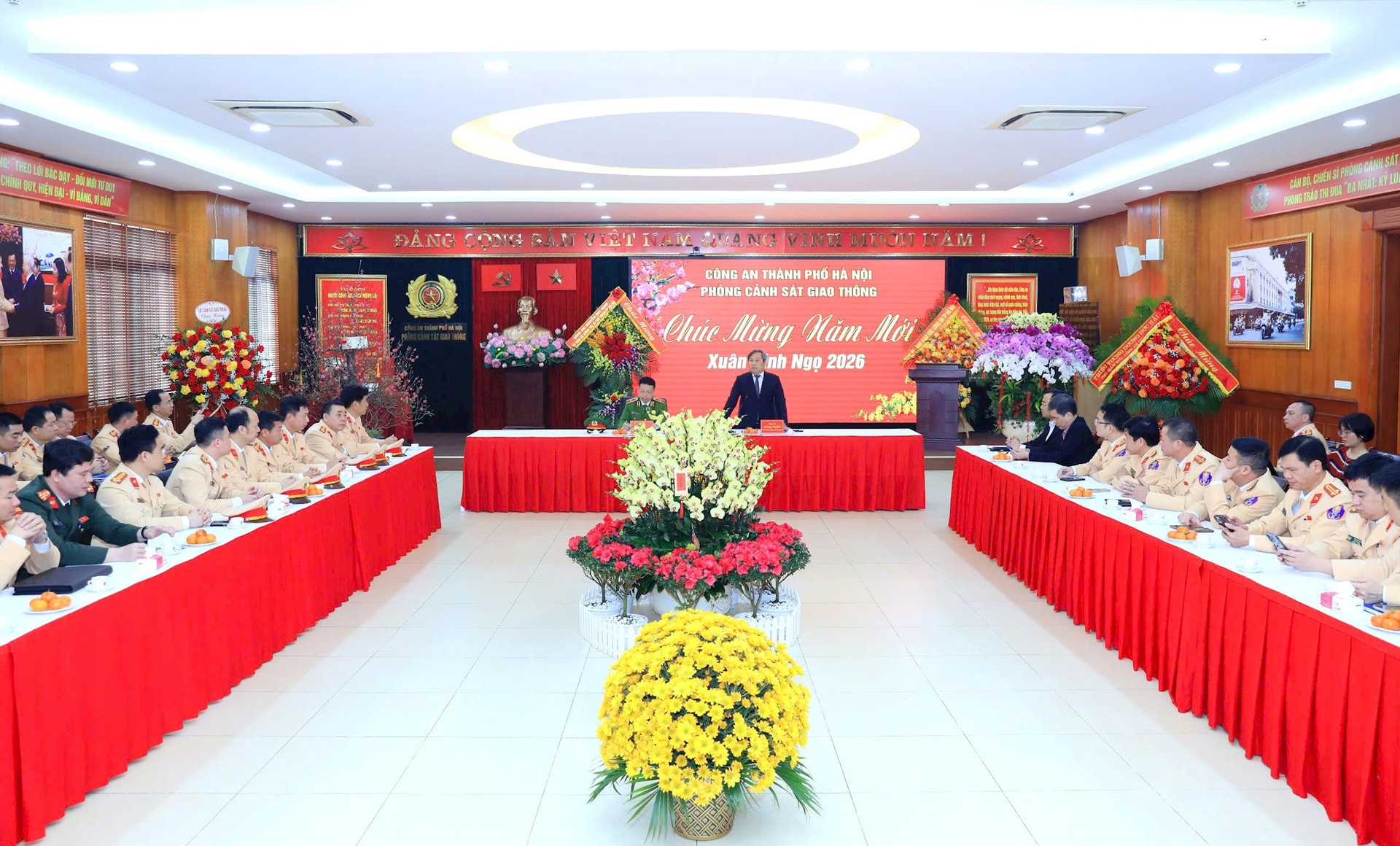Chủ tịch UBND Thành phố Vũ Đại Thắng thăm, chúc Tết lực lượng Cảnh sát giao thông Thủ đô- Ảnh 1.