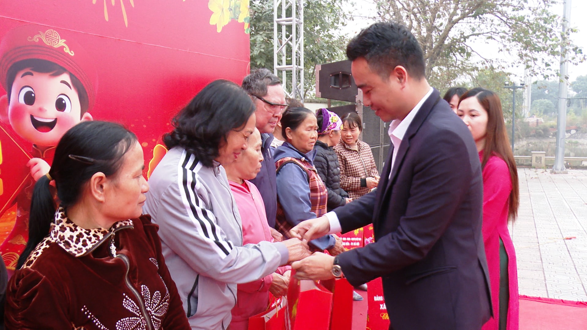 Trưởng ban Nội chính Thành ủy Hà Nội dự chương trình “Tết nhân ái” xuân Bính Ngọ 2026 tại xã Ứng Hòa- Ảnh 5.