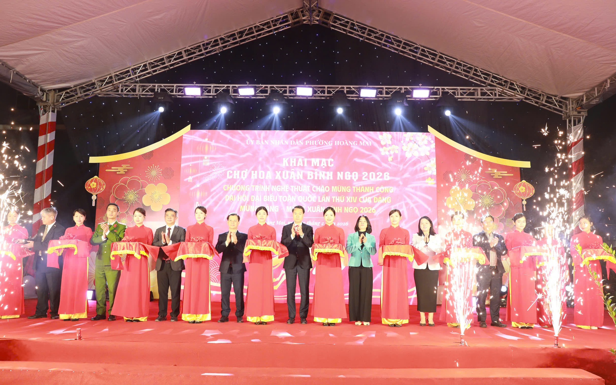 Các đại biểu cắt băng khai mạc Chợ hoa Xuân Bính Ngọ 2026