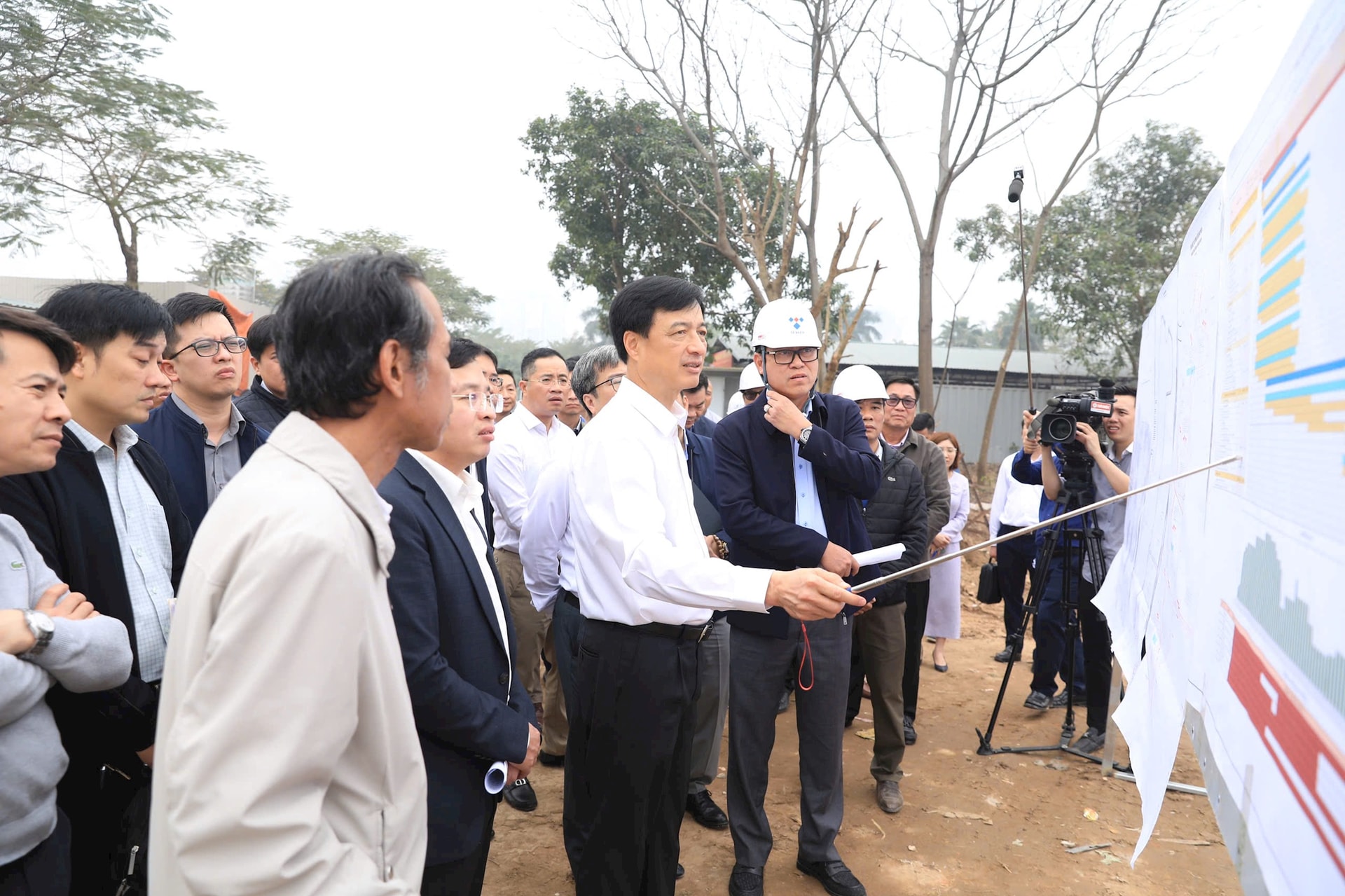 Tập trung cao nhất nguồn lực đẩy nhanh tiến độ các công trình có tính chất khẩn cấp- Ảnh 6.