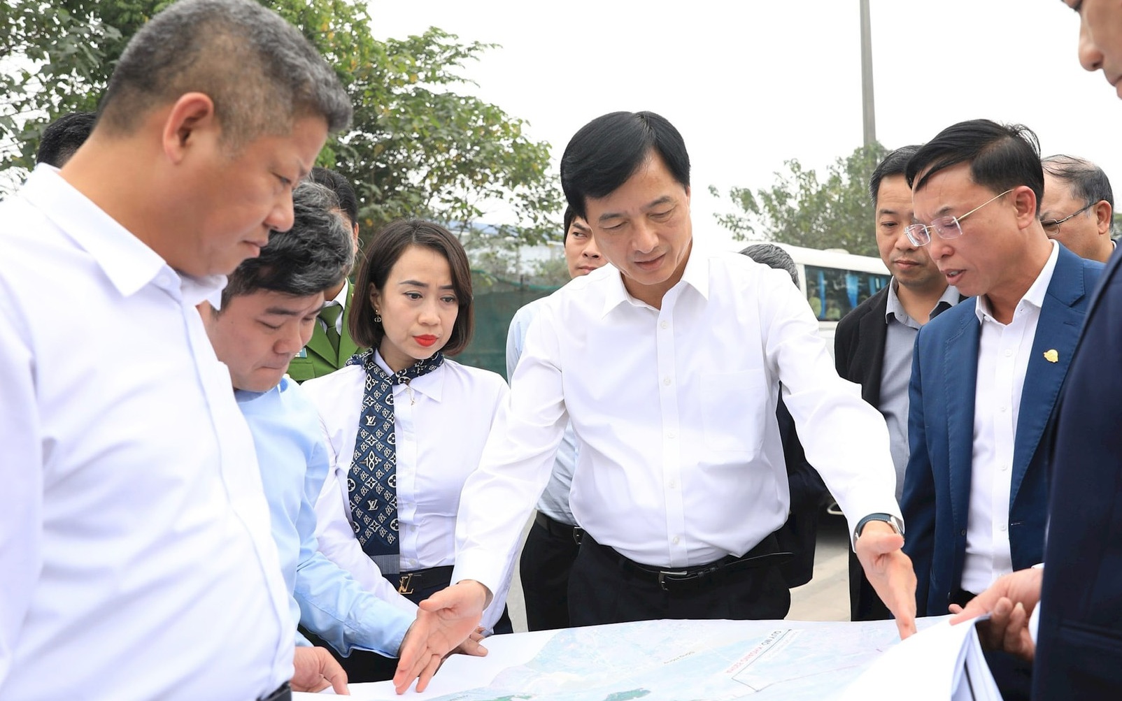 Bí thư Thành ủy Hà Nội Nguyễn Duy Ngọc nghe báo cáo về hiện trạng sông Cầu Bây