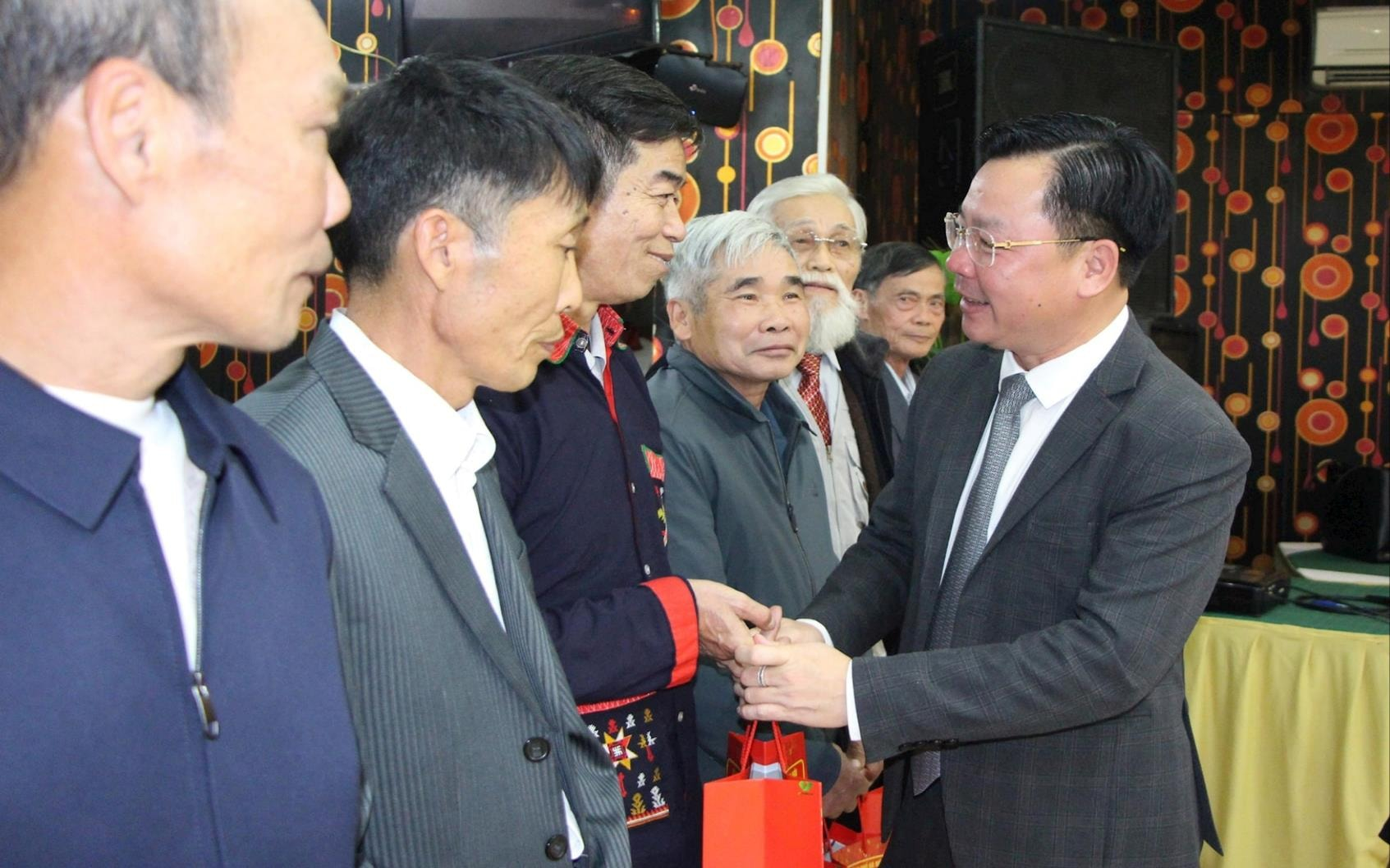 Giám đốc Sở Dân tộc và Tôn giáo thành phố Hà Nội Nguyễn Sỹ Trường tặng quà người có uy tín.