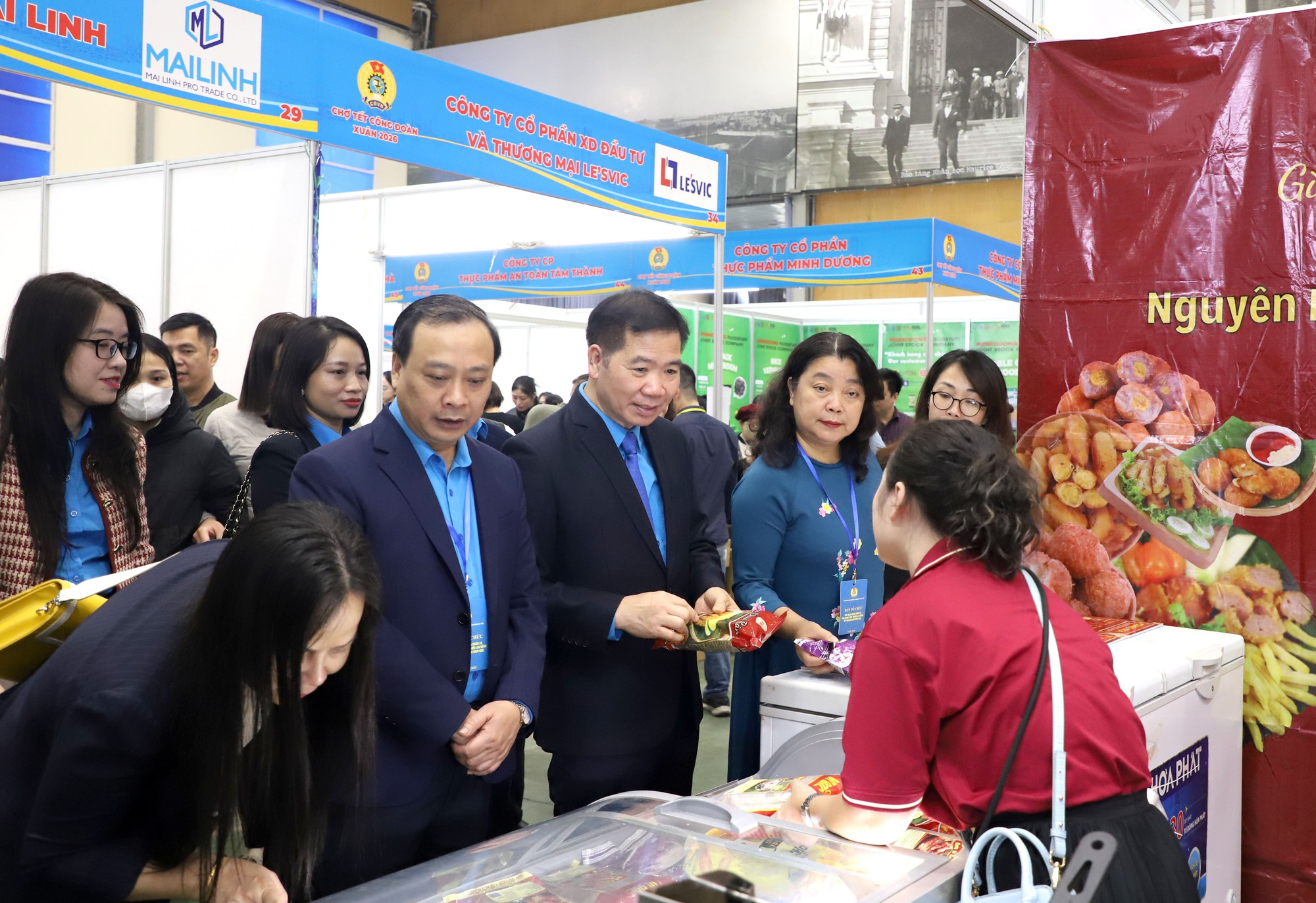 Khai mạc chương trình “Chợ Tết Công đoàn - Xuân 2026”- Ảnh 2.