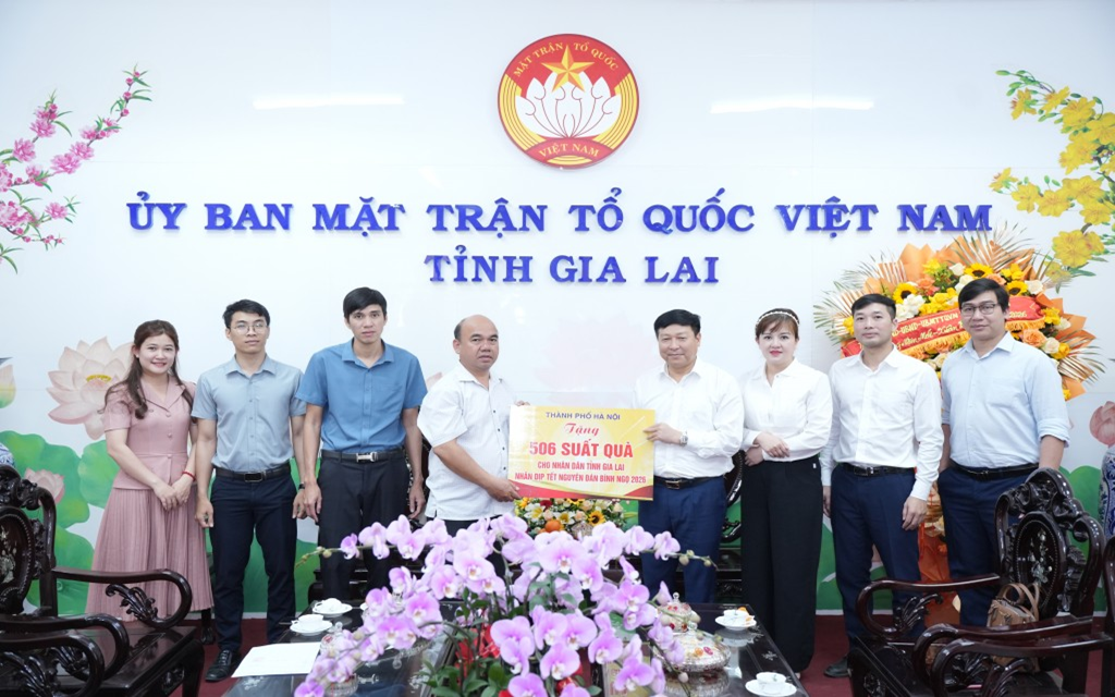 Đồng chí Phạm Anh Tuấn, Phó Chủ tịch Ủy ban MTTQ Việt Nam thành phố Hà Nội trao biểu trưng hỗ trợ hơn 500 suất quà tới đại diện Ủy ban MTTQ Việt Nam tỉnh Gia Lai.