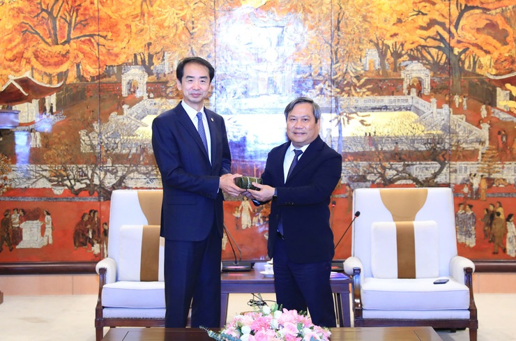 Hanoi chairman receives Chinese ambassador to discuss urban cooperation and development prospects- Ảnh 1.