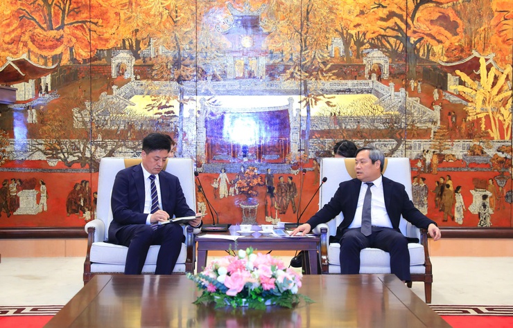 Hanoi chairman meets CRRC Dalian to expand railway cooperation opportunities- Ảnh 1.