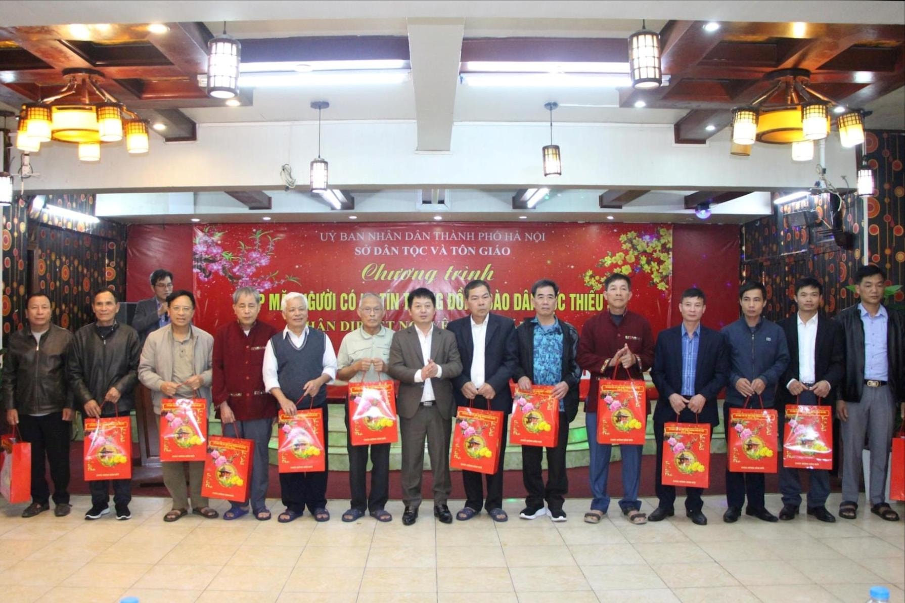 Gặp mặt, tặng quà người có uy tín đồng bào dân tộc thiểu số- Ảnh 2.