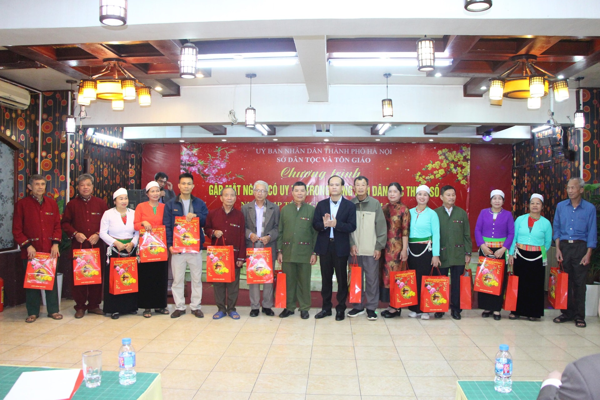 Gặp mặt, tặng quà người có uy tín đồng bào dân tộc thiểu số- Ảnh 3.