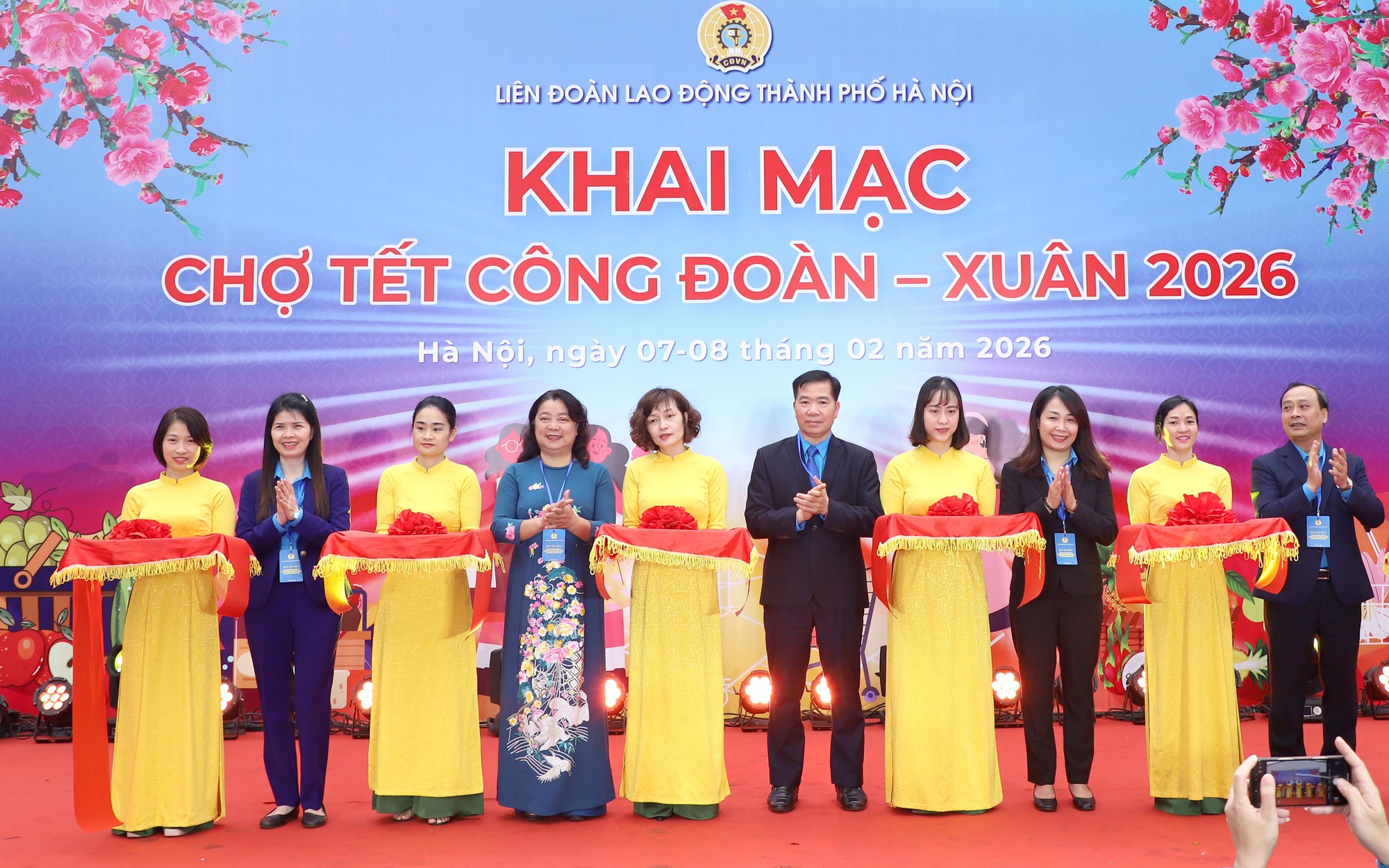 Hà Nội khai mạc “Chợ Tết Công đoàn - Xuân 2026” chăm lo người lao động.