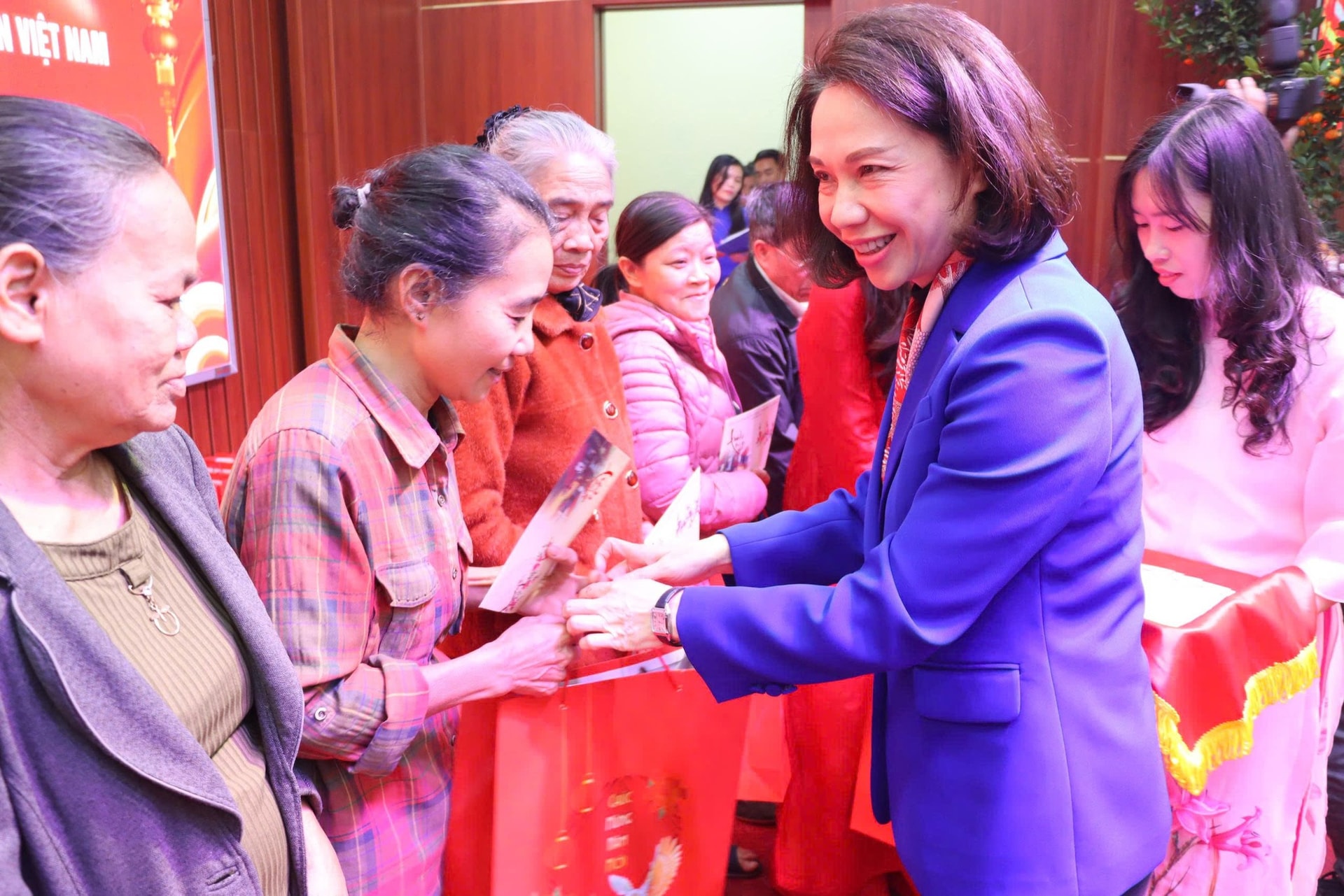 Chương trình “Tết sum vầy - Xuân ơn Đảng” tại Phú Xuyên ấm lòng các gia đình có hoàn cảnh khó khăn- Ảnh 4.