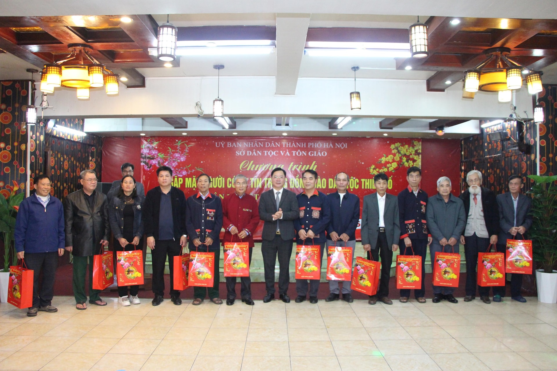 Gặp mặt, tặng quà người có uy tín đồng bào dân tộc thiểu số- Ảnh 1.