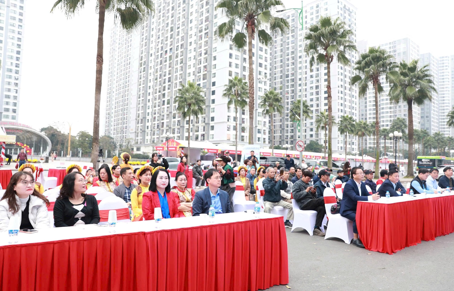 Tưng bừng Hội chợ Xuân và Ngày hội văn hóa - thể thao phường Vĩnh Tuy- Ảnh 1.