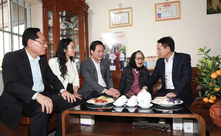 Hanoi Vice Party Secretary visits and presents Tet gifts to meritorious families- Ảnh 3.
