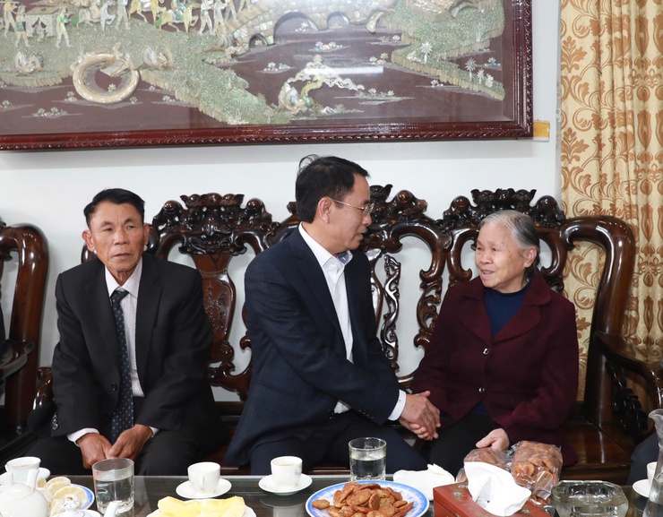 Hanoi Vice Party Secretary visits and presents Tet gifts to meritorious families- Ảnh 2.