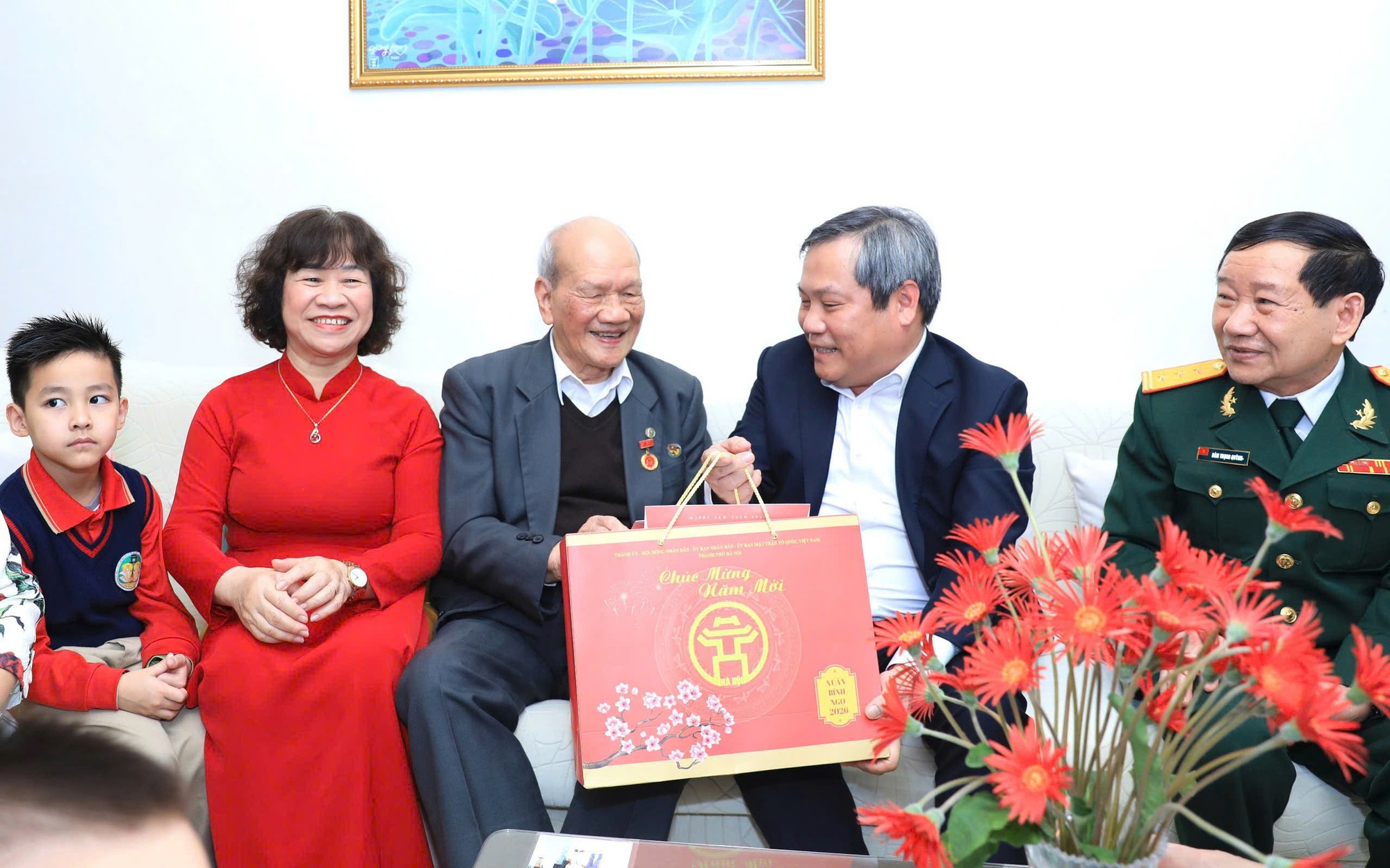 Chủ tịch UBND TP Hà Nội thăm, chúc Tết các gia đình chính sách tại Ba Đình