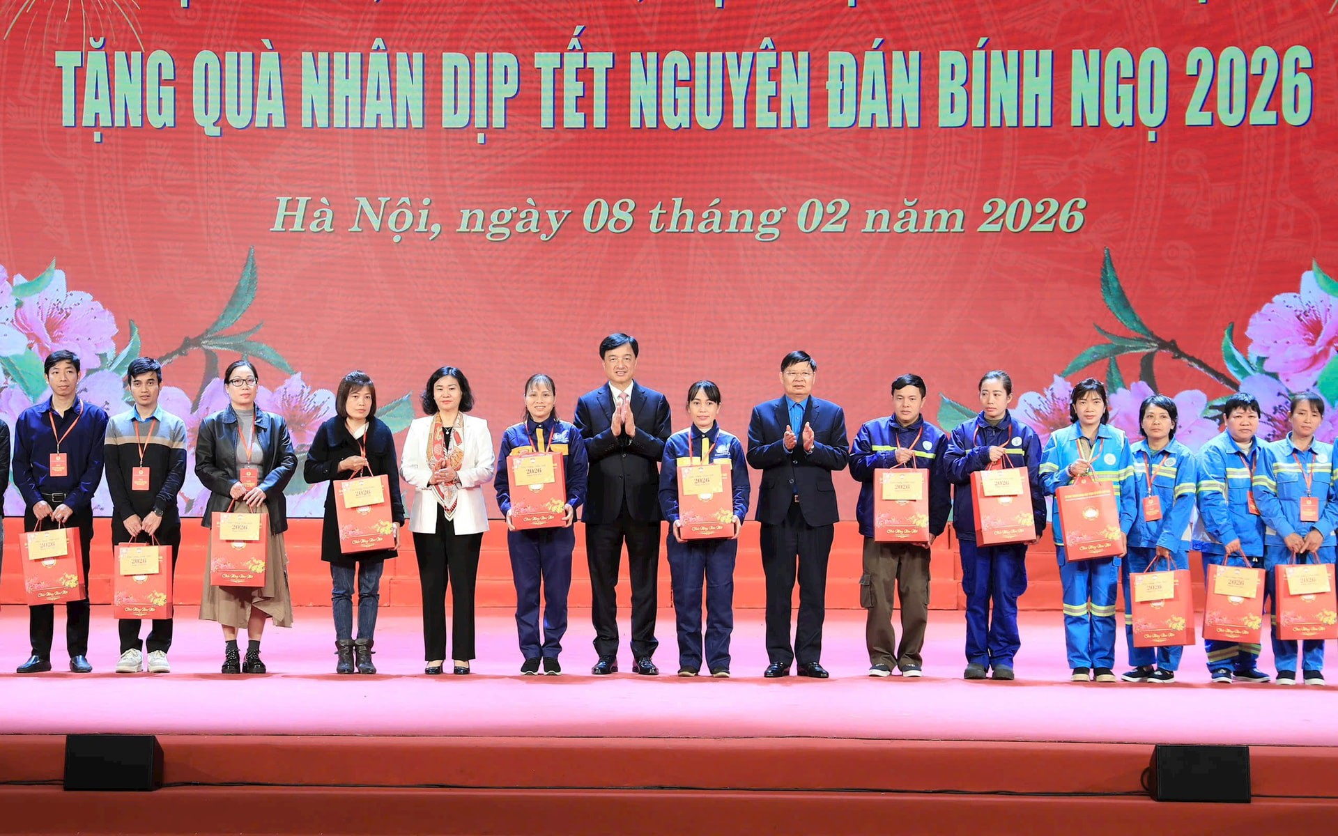 Các đồng chí lãnh đạo Trung ương, thành phố Hà Nội trao quà Tết tặng công nhân, lao động Thủ đô