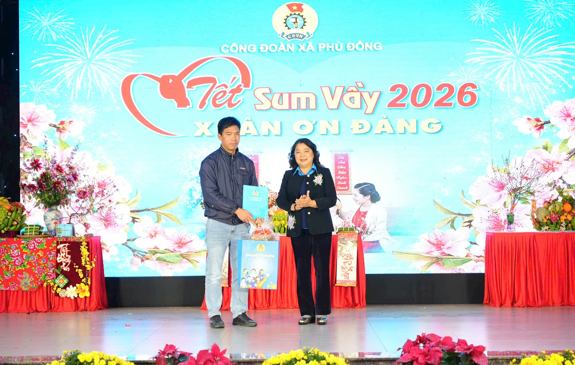 Phù Đổng trao 500 suất quà, phiếu mua hàng cho đoàn viên công đoàn, hộ khó khăn- Ảnh 4.