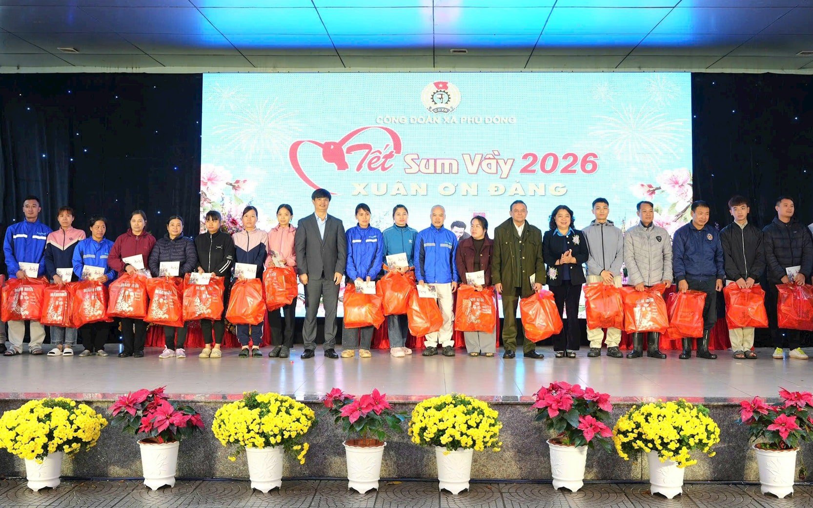 Lãnh đạo LĐLĐ Thành phố và xã Phù Đổng trao quà cho các gia đình