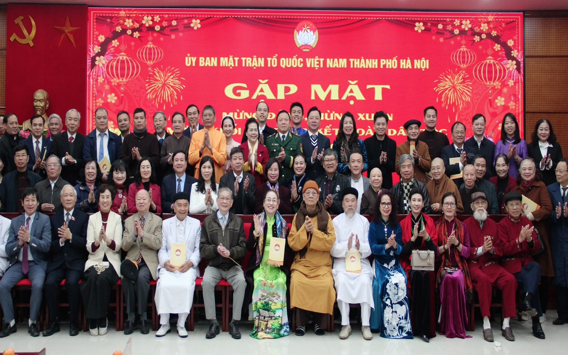 Các đại biểu chụp ảnh lưu niệm tại buổi gặp mặt.