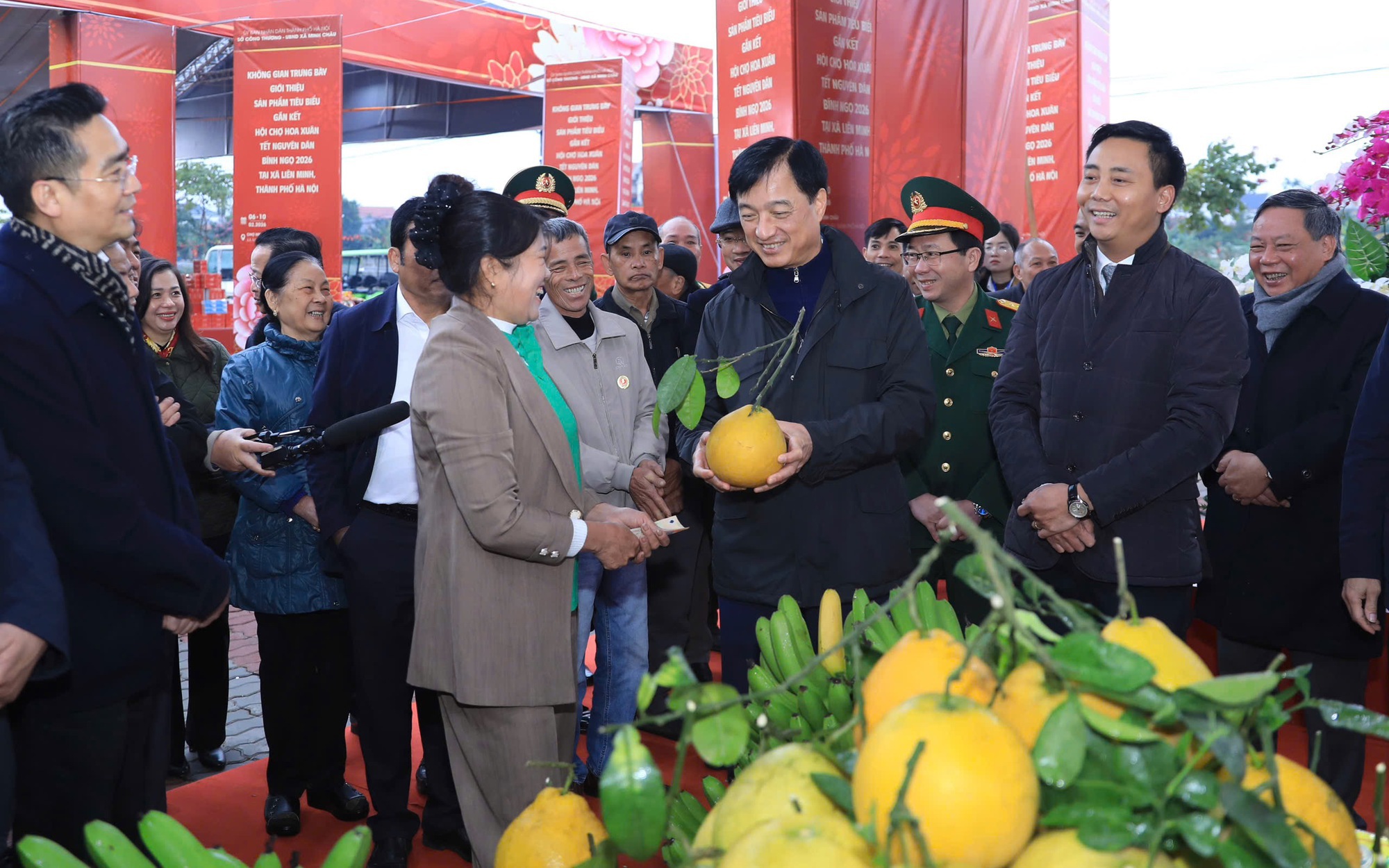 Bí thư Thành ủy Nguyễn Duy Ngọc thăm chợ hoa Xuân xã Minh Châu