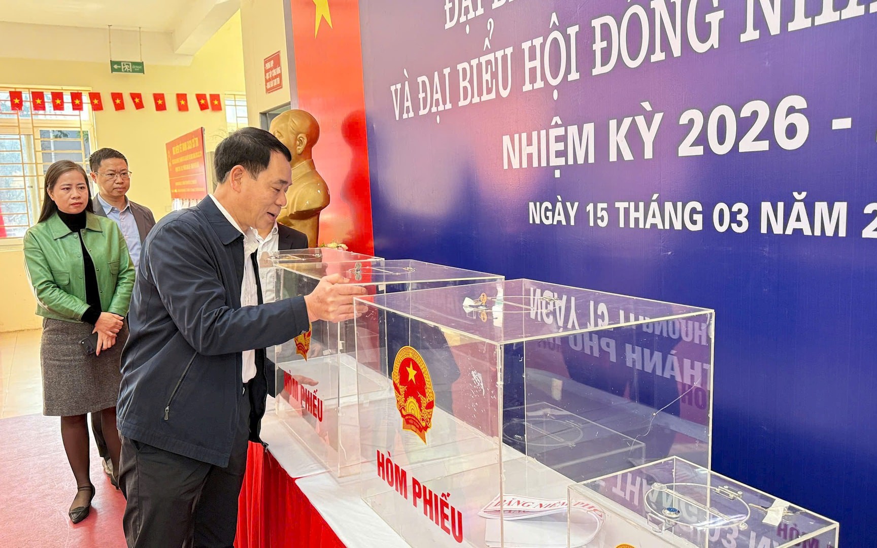 Đoàn kiểm tra nắm bắt tình hình thực tế tại khu vực bỏ phiếu số 27 Nghĩa Đô.