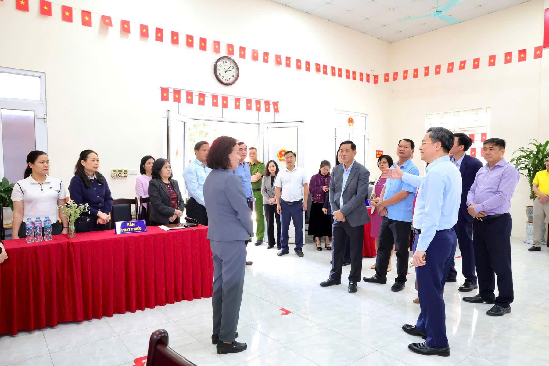 Trưởng ban Tổ chức Thành ủy Hà Nội Hà Minh Hải kiểm tra công tác chuẩn bị bầu cử tại xã Thư Lâm- Ảnh 1.