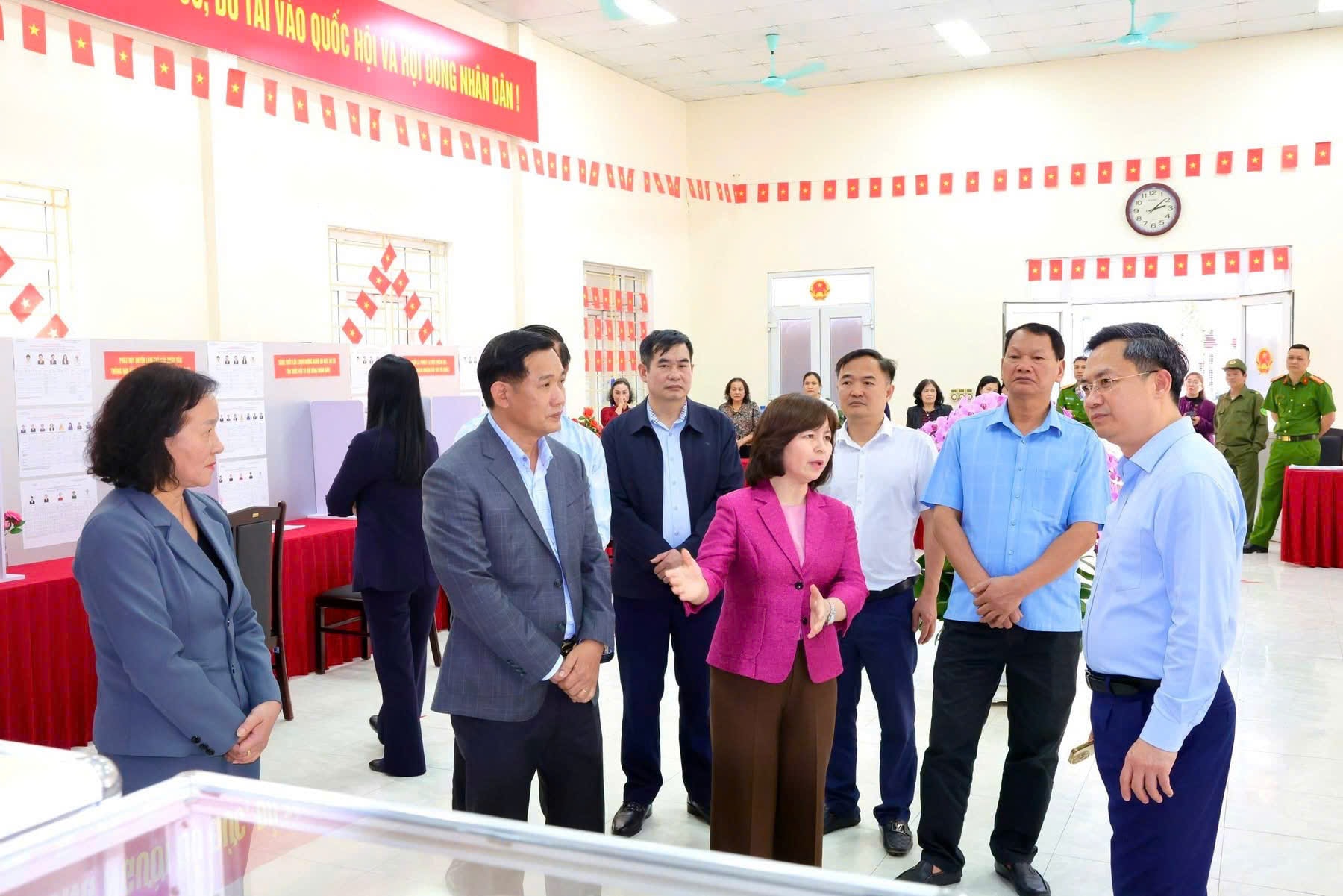 Trưởng ban Tổ chức Thành ủy Hà Nội Hà Minh Hải kiểm tra công tác chuẩn bị bầu cử tại xã Thư Lâm- Ảnh 2.