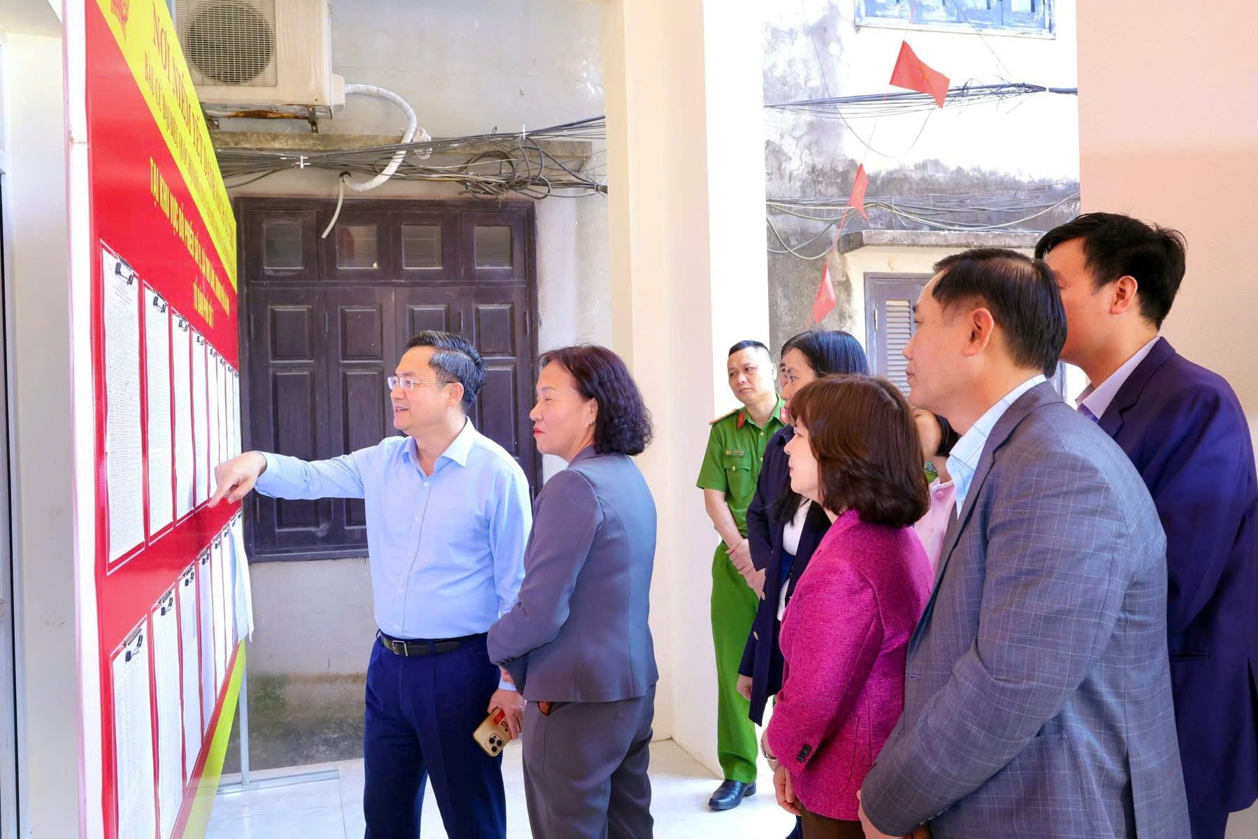 Trưởng ban Tổ chức Thành ủy Hà Nội Hà Minh Hải kiểm tra công tác chuẩn bị bầu cử tại xã Thư Lâm- Ảnh 4.