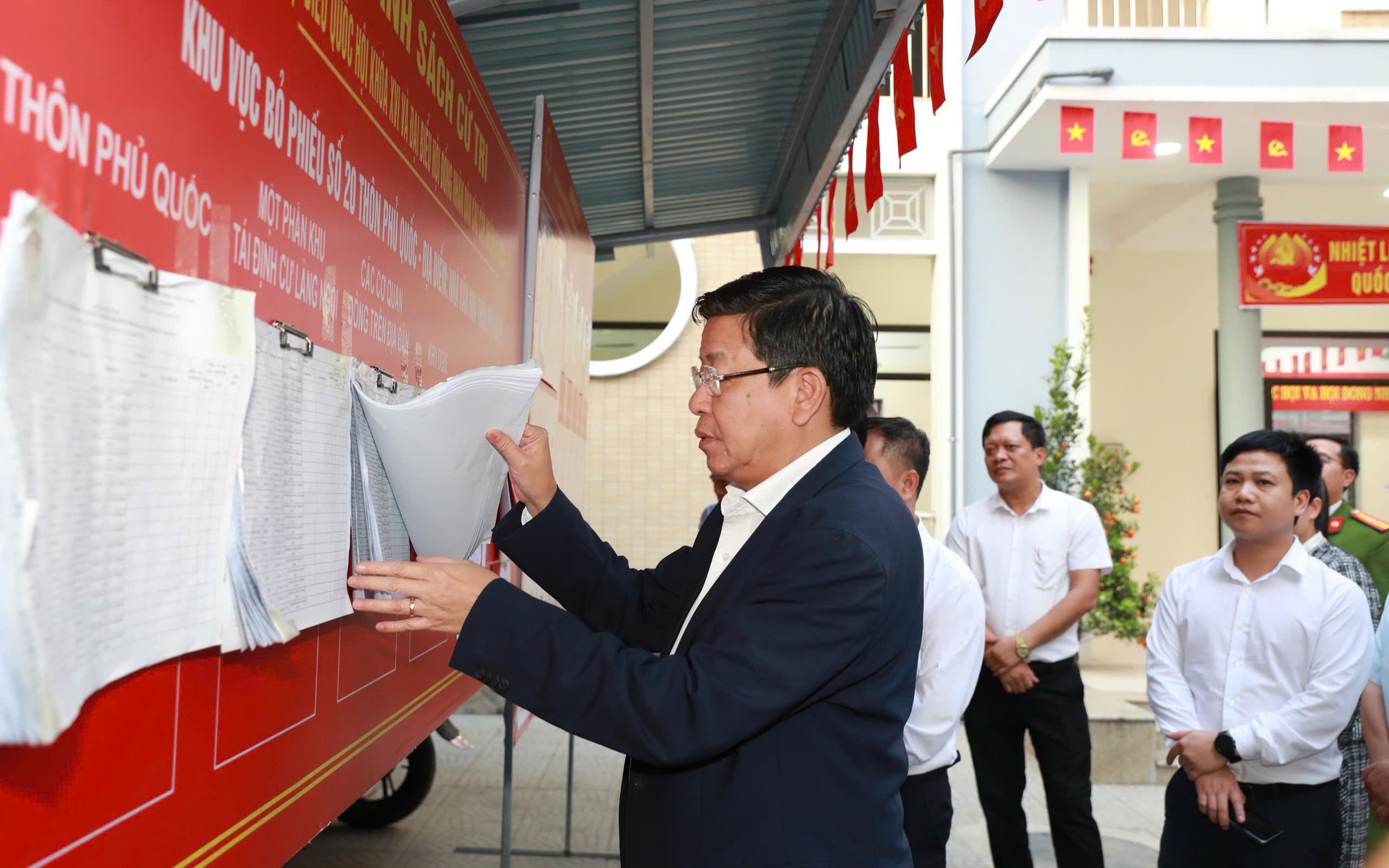 Phó Chủ tịch Thường trực UBND Thành phố Dương Đức Tuấn kiểm tra điểm bầu cử tại Nhà văn hóa thôn Phú Quốc, thôn Phú Quốc, xã Quốc Oai