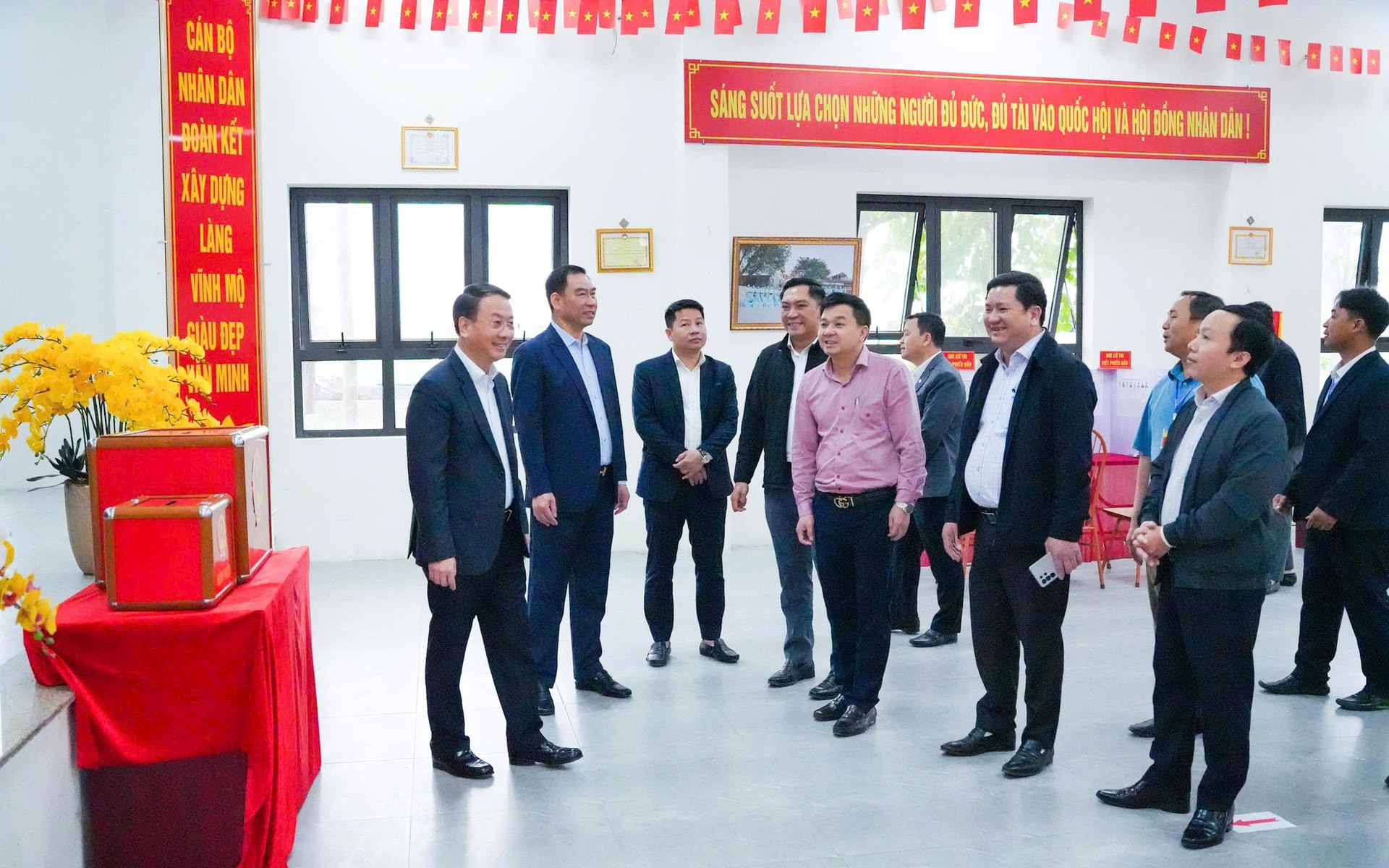 Ủy viên Ban Thường vụ Thành ủy, Trưởng ban Nội chính Thành ủy Hà Nội Trần Đình Cảnh kiểm tra công tác chuẩn bị bầu cử tại xã Thượng Phúc.