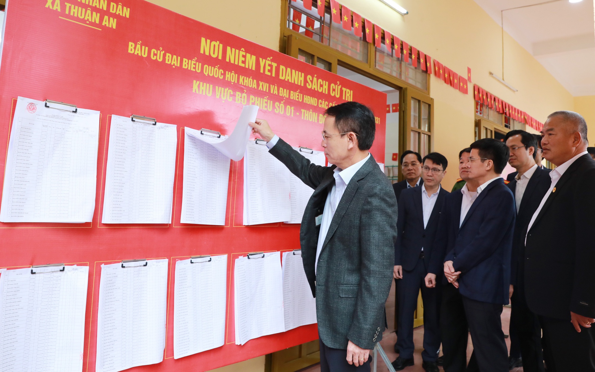 Phó Bí thư Thường trực Thành ủy Nguyễn Trọng Đông kiểm tra tại Khu vực bỏ phiếu số 01, Nhà văn hóa thôn Đồng Xuyên, xã Thuận An 