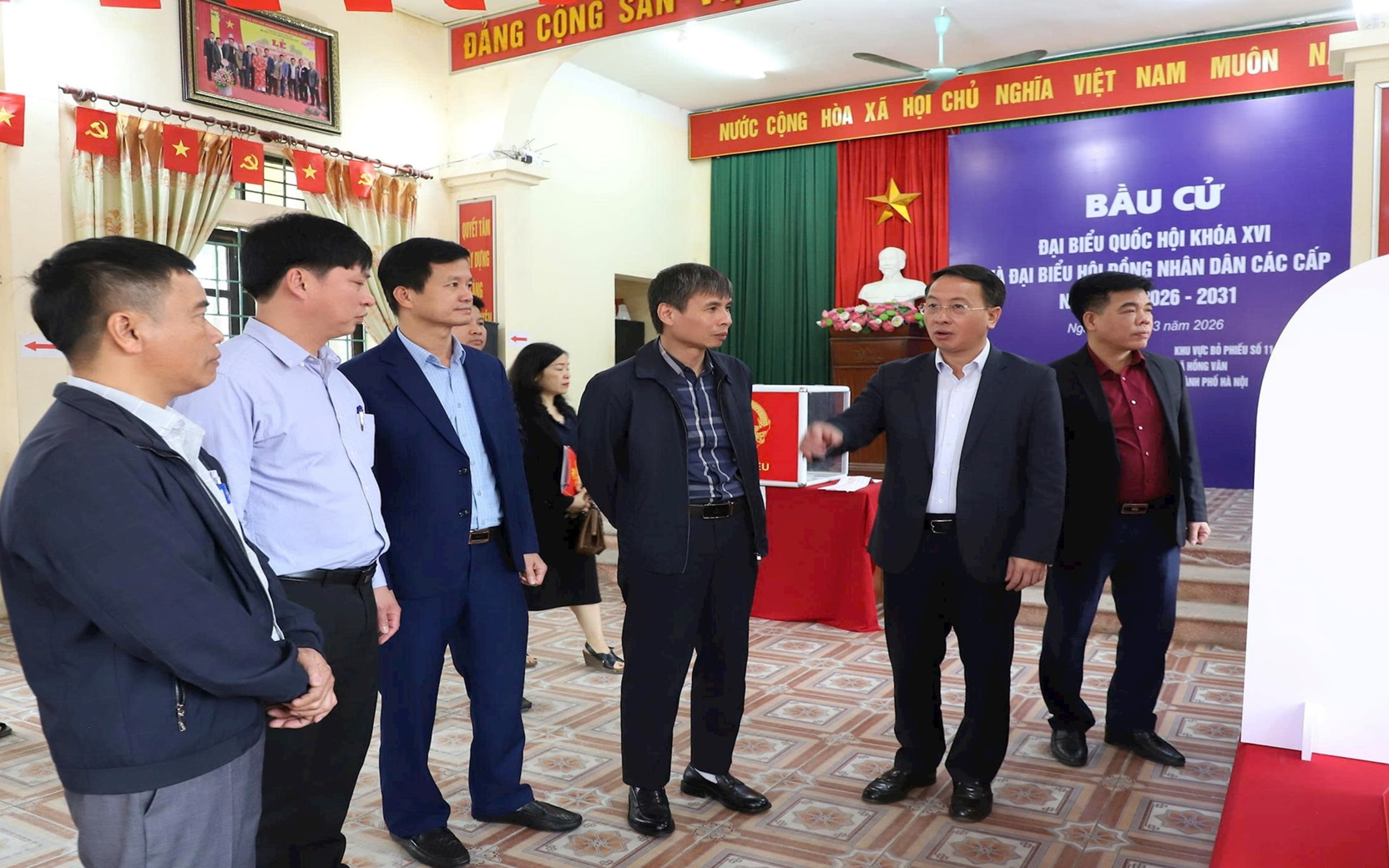 Trưởng ban Nội chính Thành ủy Hà Nội Trần Đình Cảnh kiểm tra công tác chuẩn bị bầu cử tại xã Hồng Vân.