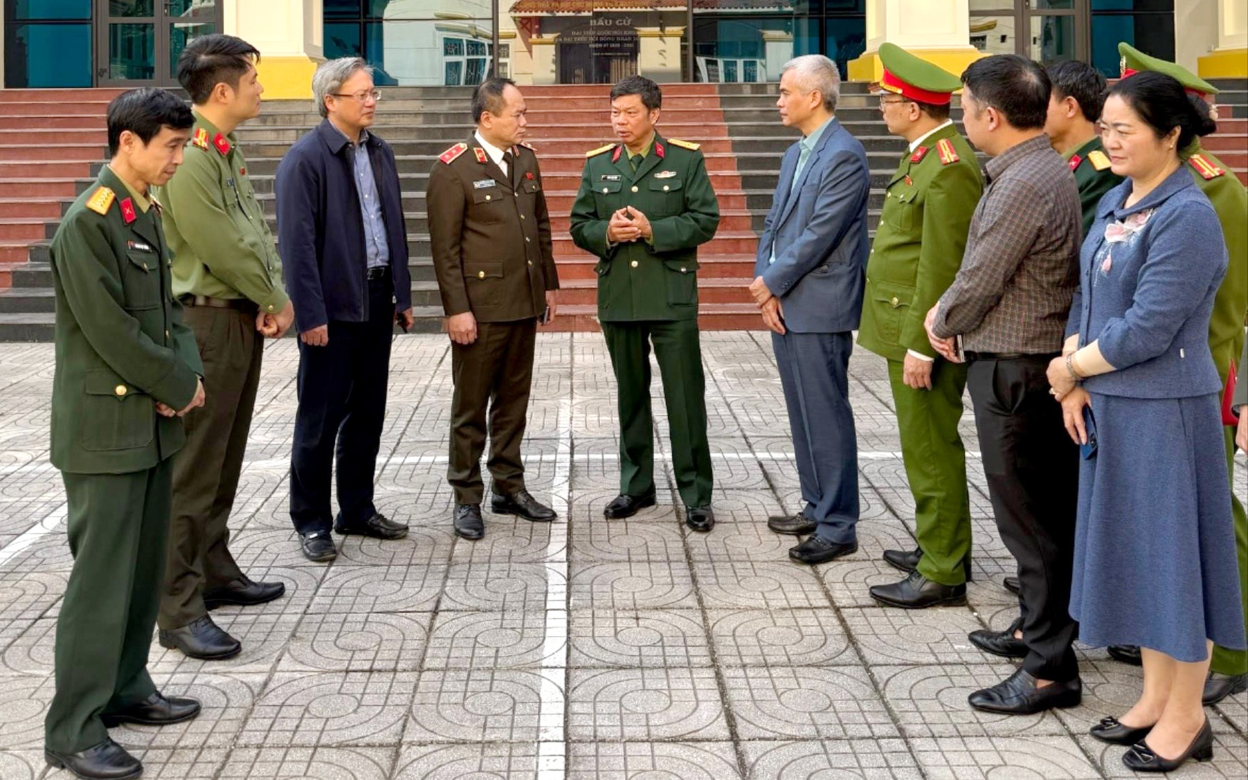 Đoàn công tác nắm bắt công tác bầu cử tại khu vực bỏ phiếu số 13, phường Nghĩa Đô