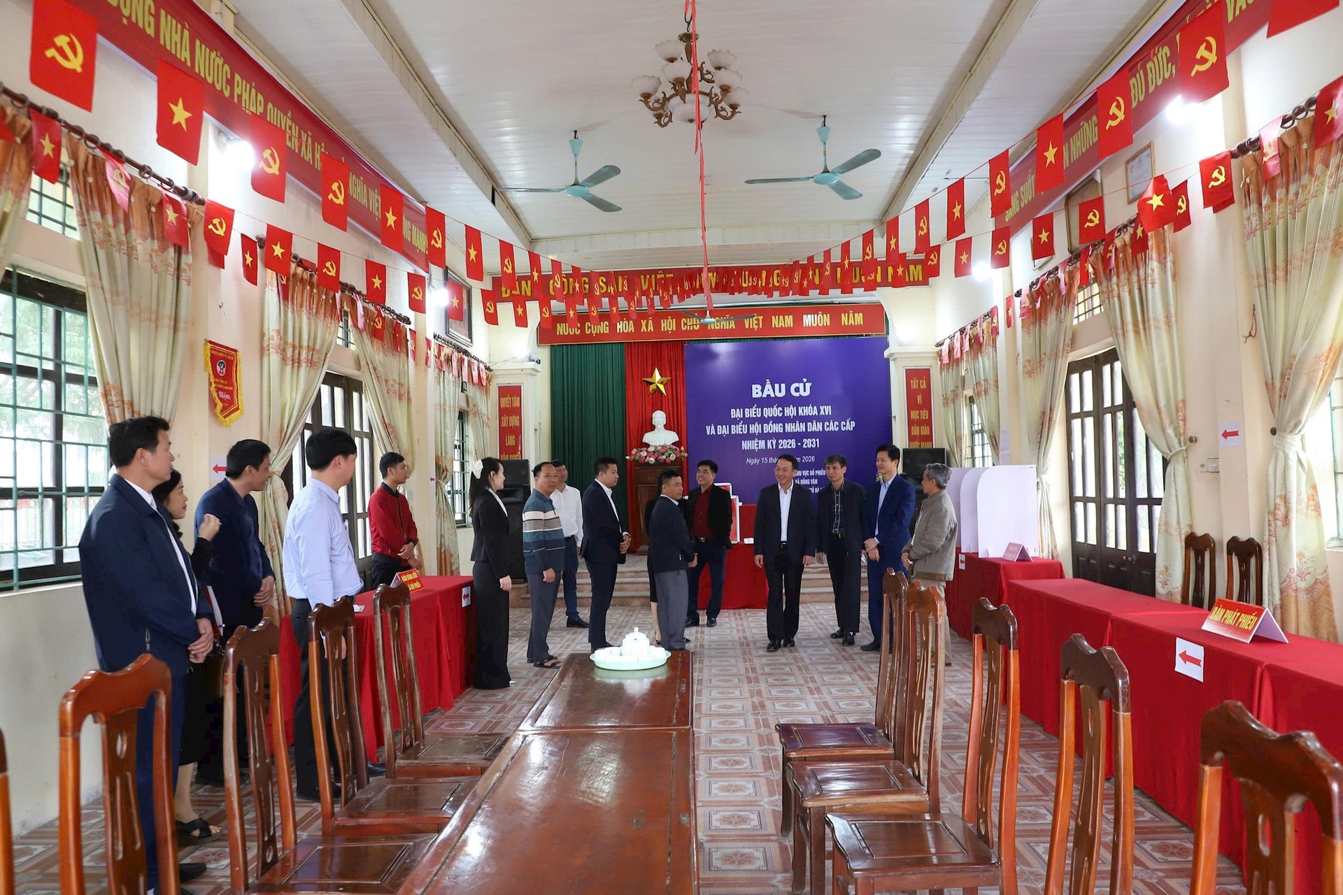 Trưởng ban Nội chính Thành ủy Hà Nội Trần Đình Cảnh kiểm tra công tác chuẩn bị bầu cử tại xã Hồng Vân- Ảnh 1.