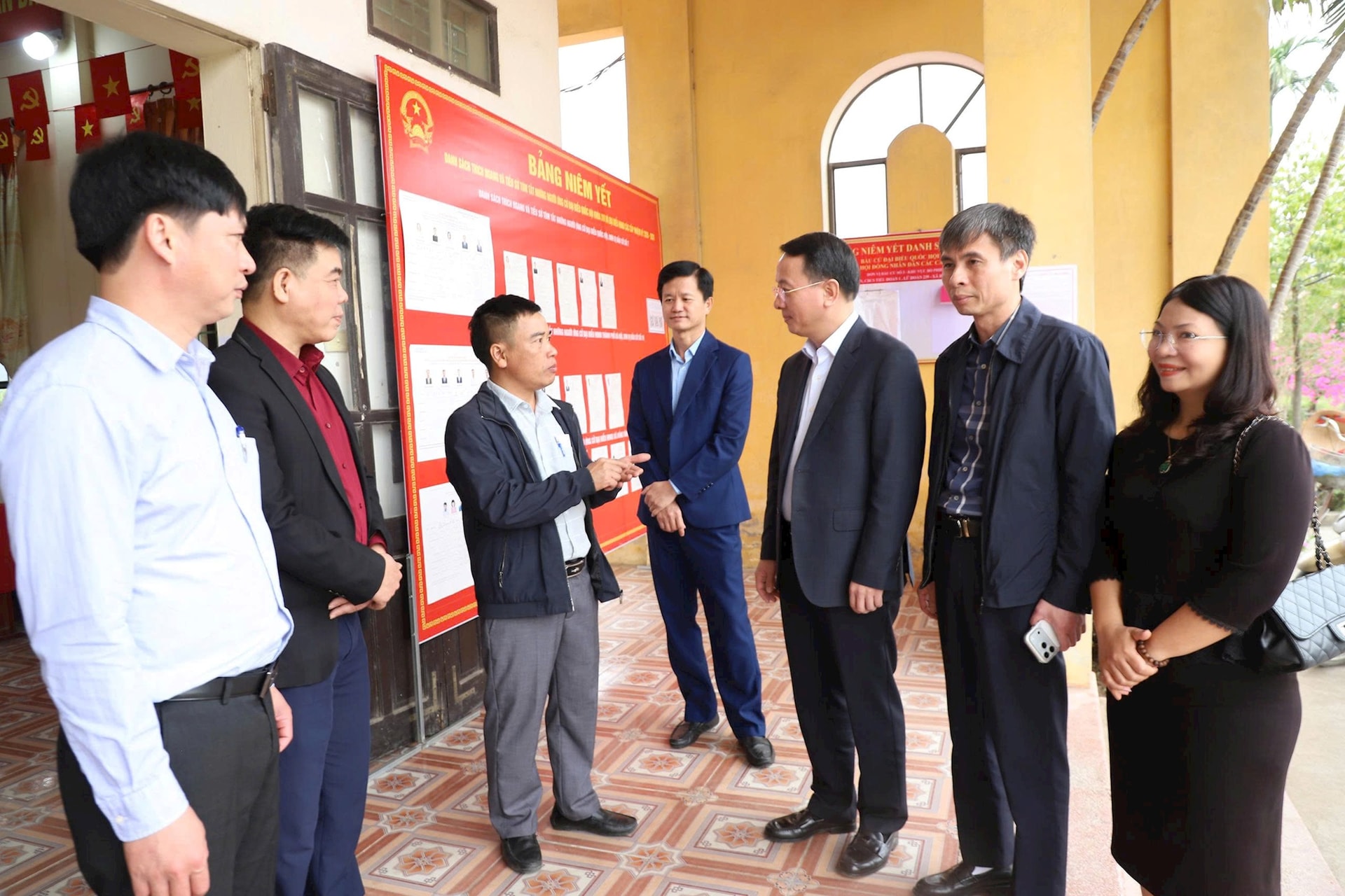 Trưởng ban Nội chính Thành ủy Hà Nội Trần Đình Cảnh kiểm tra công tác chuẩn bị bầu cử tại xã Hồng Vân- Ảnh 2.