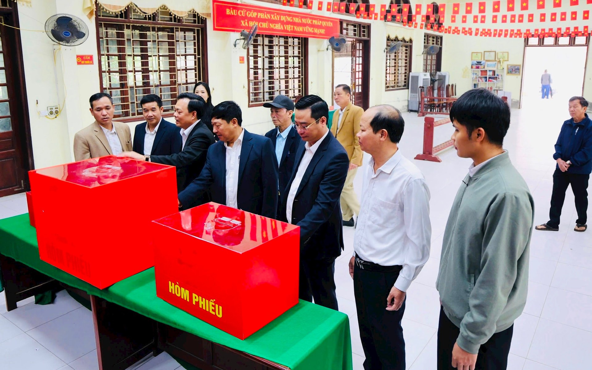 Phó Chủ tịch Ủy ban MTTQ Việt Nam Thành phố Phạm Anh Tuấn kiểm tra công tác chuẩn bị bầu cử tại khu vực bỏ phiếu nhà văn hóa thôn Hưng Giáo, xã Tam Hưng.