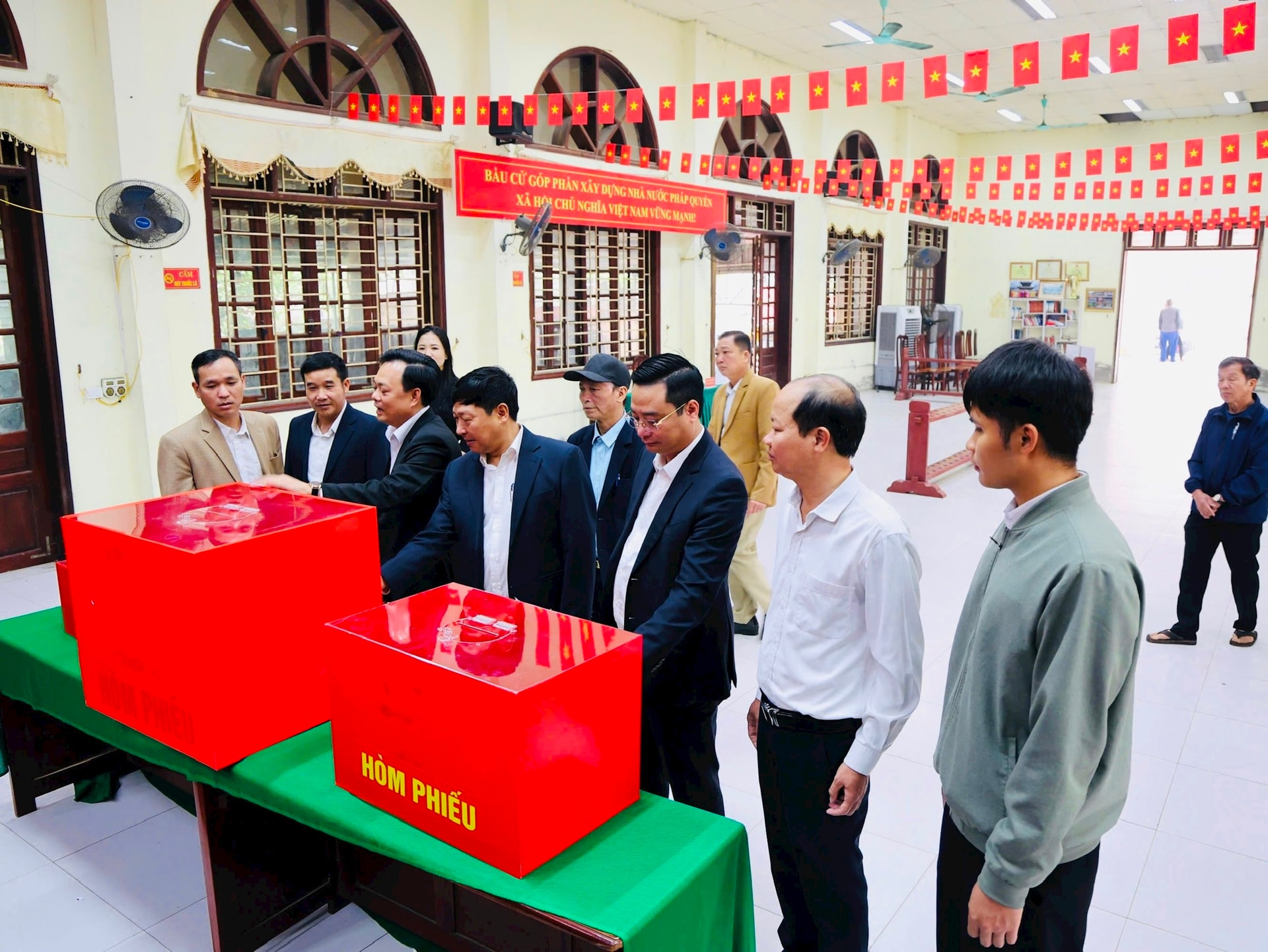 Lãnh đạo MTTQ thành phố Hà Nội kiểm tra công tác bầu cử tại xã Tam Hưng- Ảnh 2.