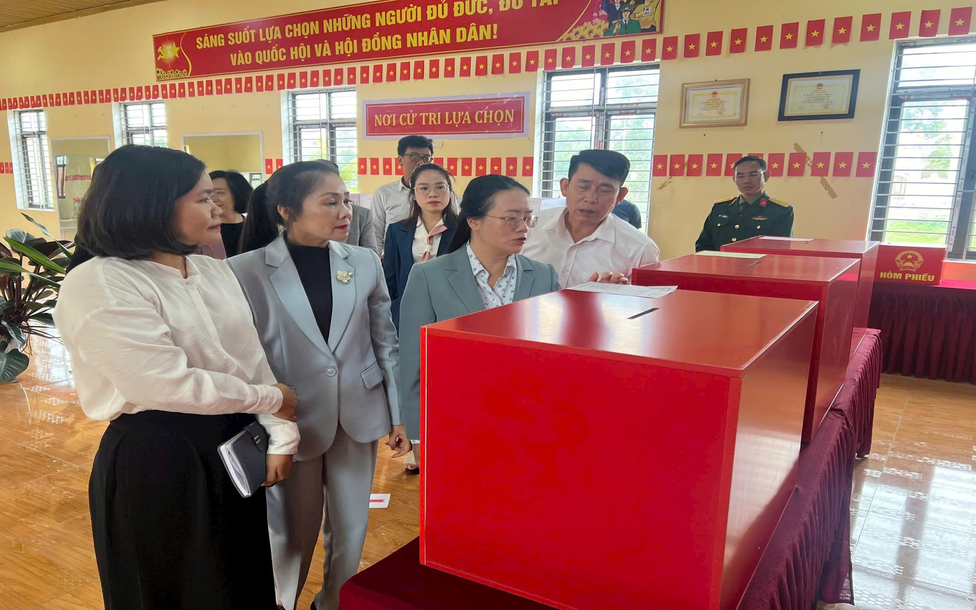 Đồng chí Phạm Hải Hoa kiểm tra khu vực bỏ phiếu tại đơn vị bầu cử số 6, đặt tại Nhà văn hóa thôn Đông Lai và Nhà văn hóa thôn Xuân Bách.